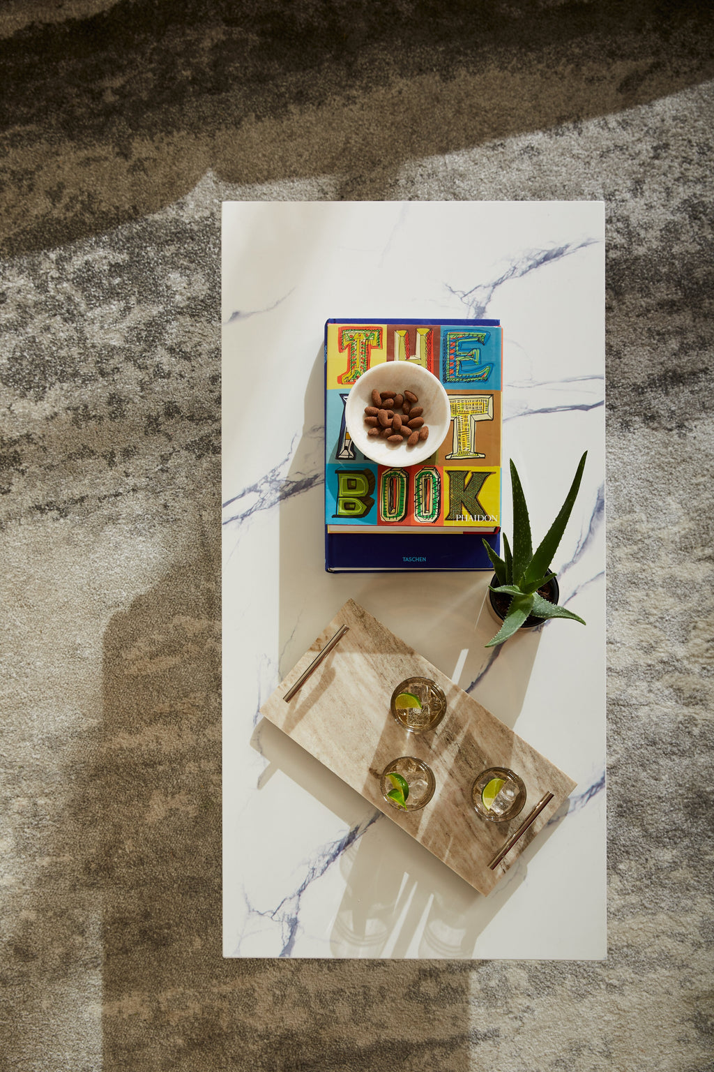 Verona 47.25" Modern Coffee Table - White Marble Look with Black Metal Base|Table à café moderne Verona de 47,25 po - imitation de marbre blanc avec base en métal noir