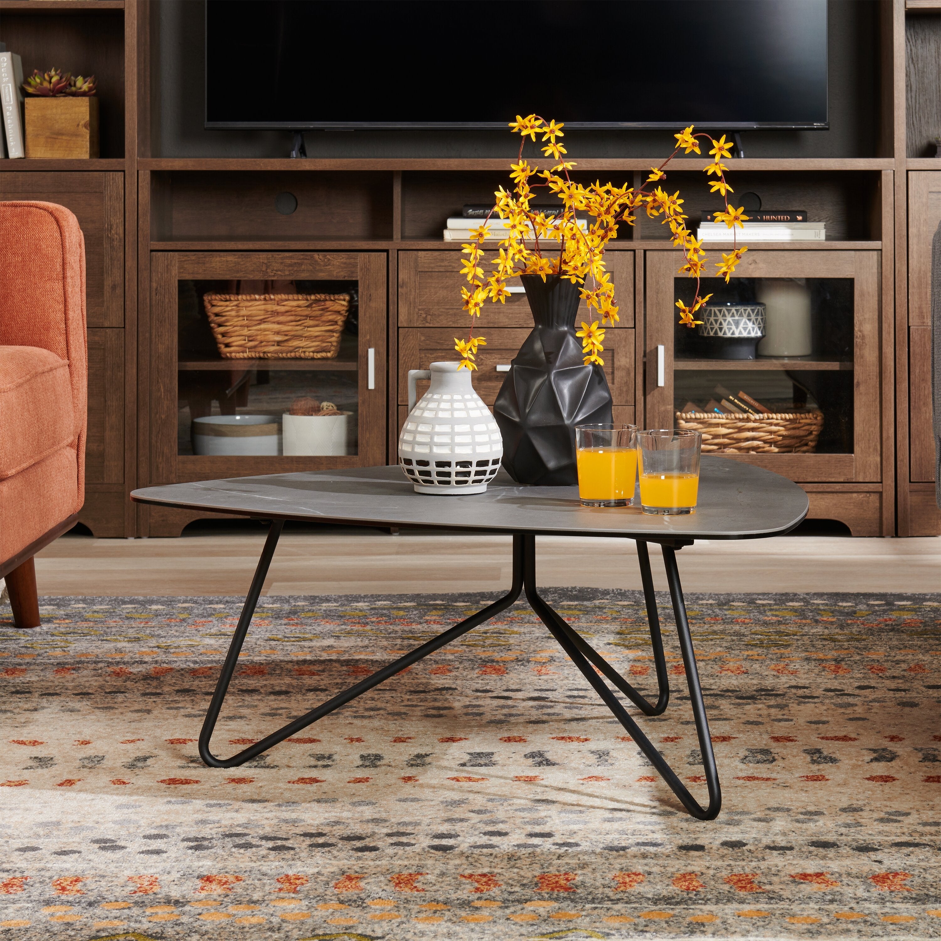 Hamilton 37.99" Modern Triangular Coffee Table - Grey Marble Look Top with Black Metal Legs|Table à café triangulaire moderne Hamilton de 37,99 po - dessus en imitation de marbre gris avec pattes en métal noir