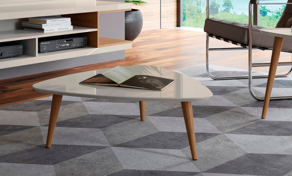 Manhattan Comfort Utopia 17.51" High Triangle Coffee Table with Splayed Legs - Off White & Maple Cream|Grande table à café triangulaire Utopia de Manhattan Comfort de 17,51 po avec pattes évasées - blanc cassé et crème d’érable