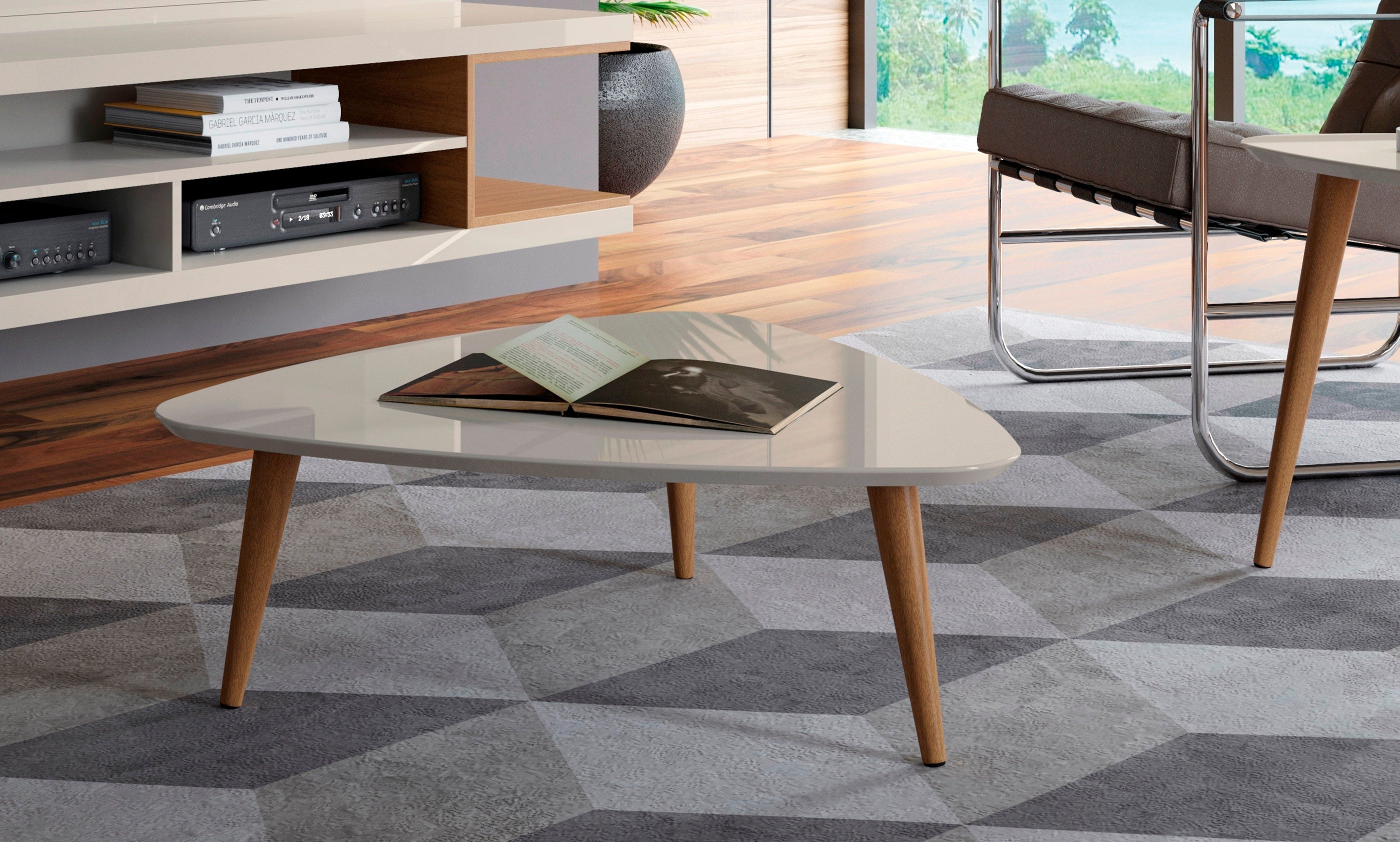 Manhattan Comfort Utopia 17.51" High Triangle Coffee Table with Splayed Legs - Off White & Maple Cream|Grande table à café triangulaire Utopia de Manhattan Comfort de 17,51 po avec pattes évasées - blanc cassé et crème d’érable