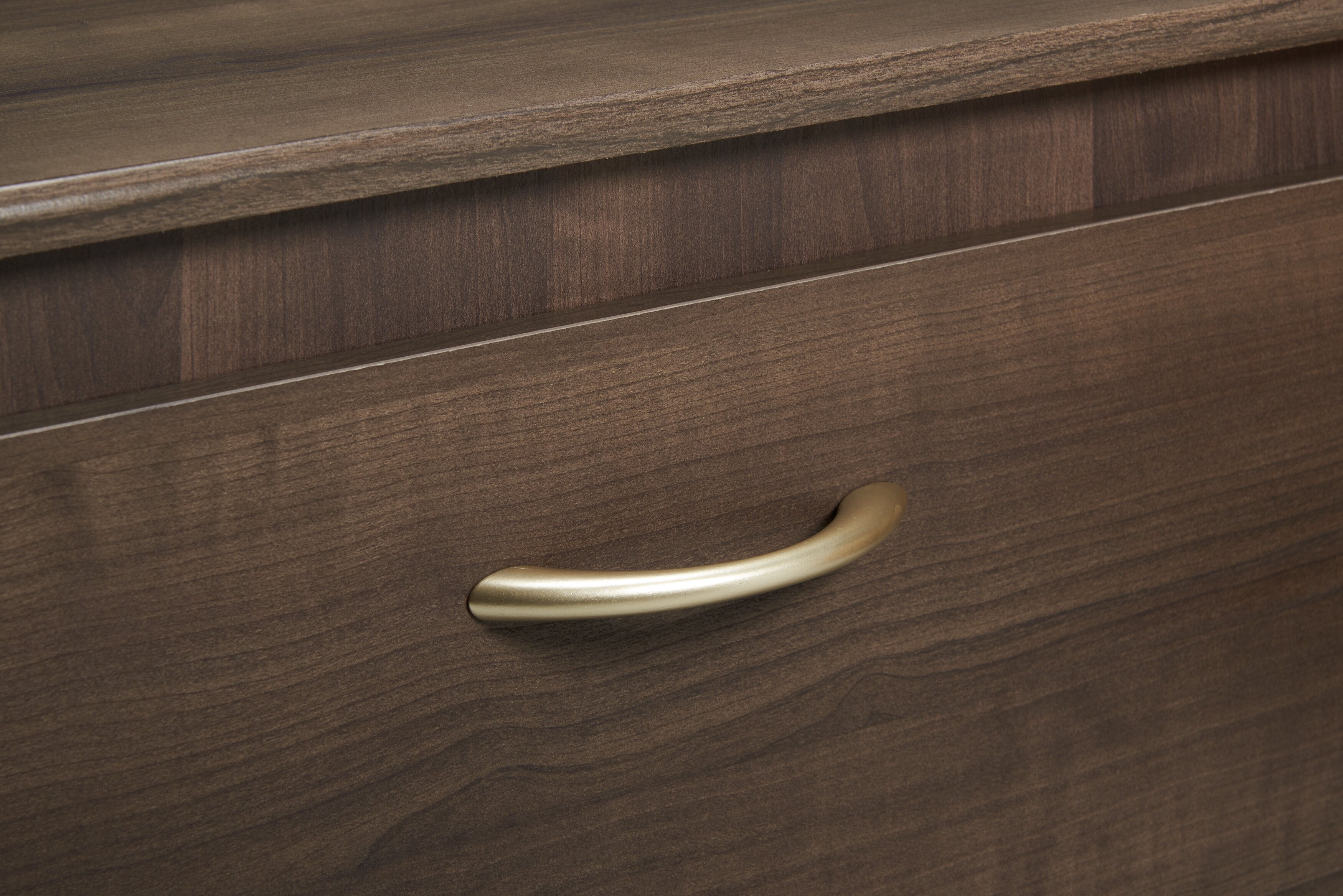 Aida Bedroom 6-Drawer Dresser, 49.5"W x 29.8"H, Made in Canada - Brown | Commode Aida de 49,5 po (L) x 29,8 po (H) à 6 tiroirs pour la chambre à coucher, fabriquée au Canada - brune