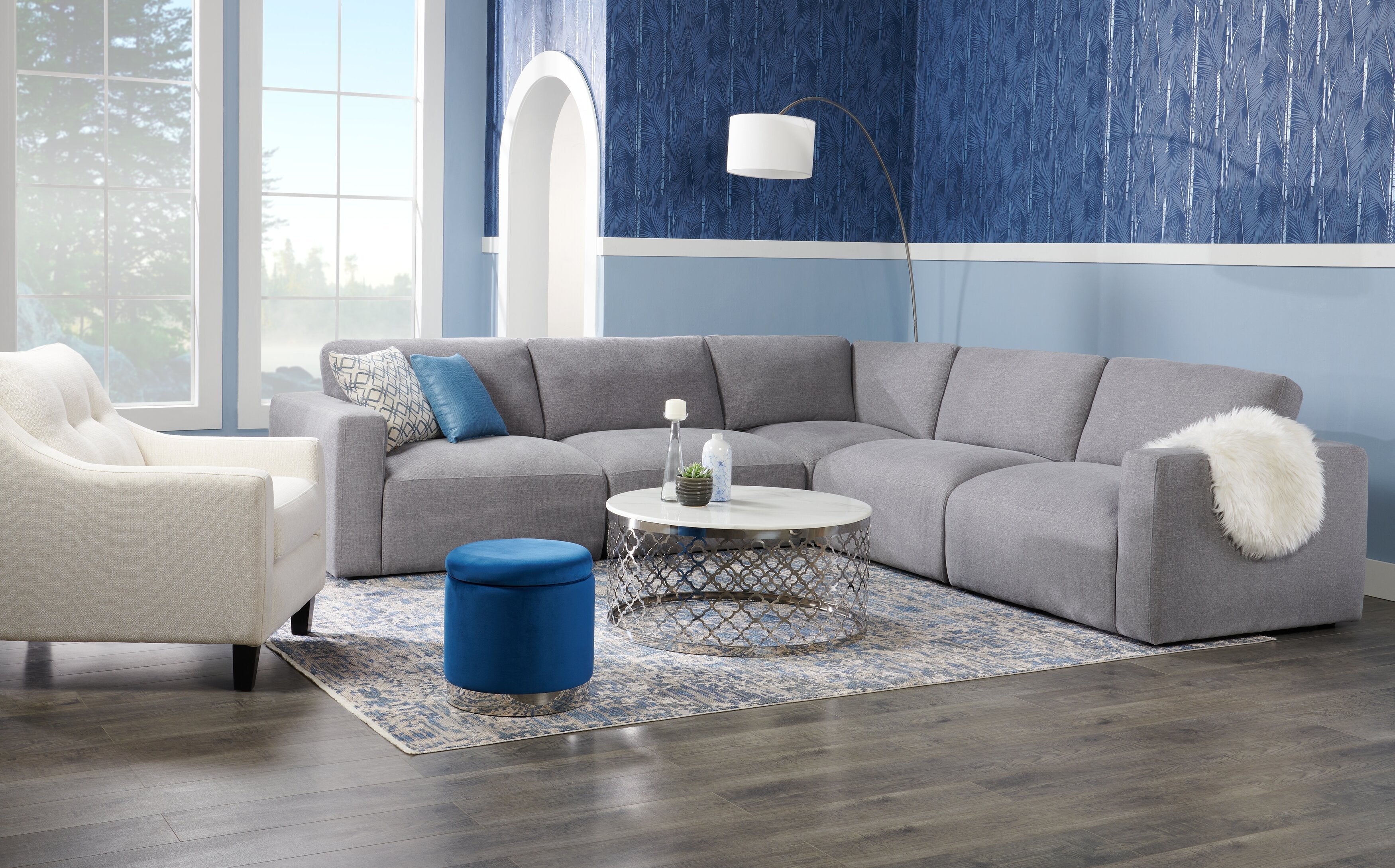 Belle 36" Glam Round Sofa Table - White Marble Top with Stainless Steel Base|Table de salon ronde somptueuse Belle de 36 po - dessus en marbre blanc avec base en acier inoxydable