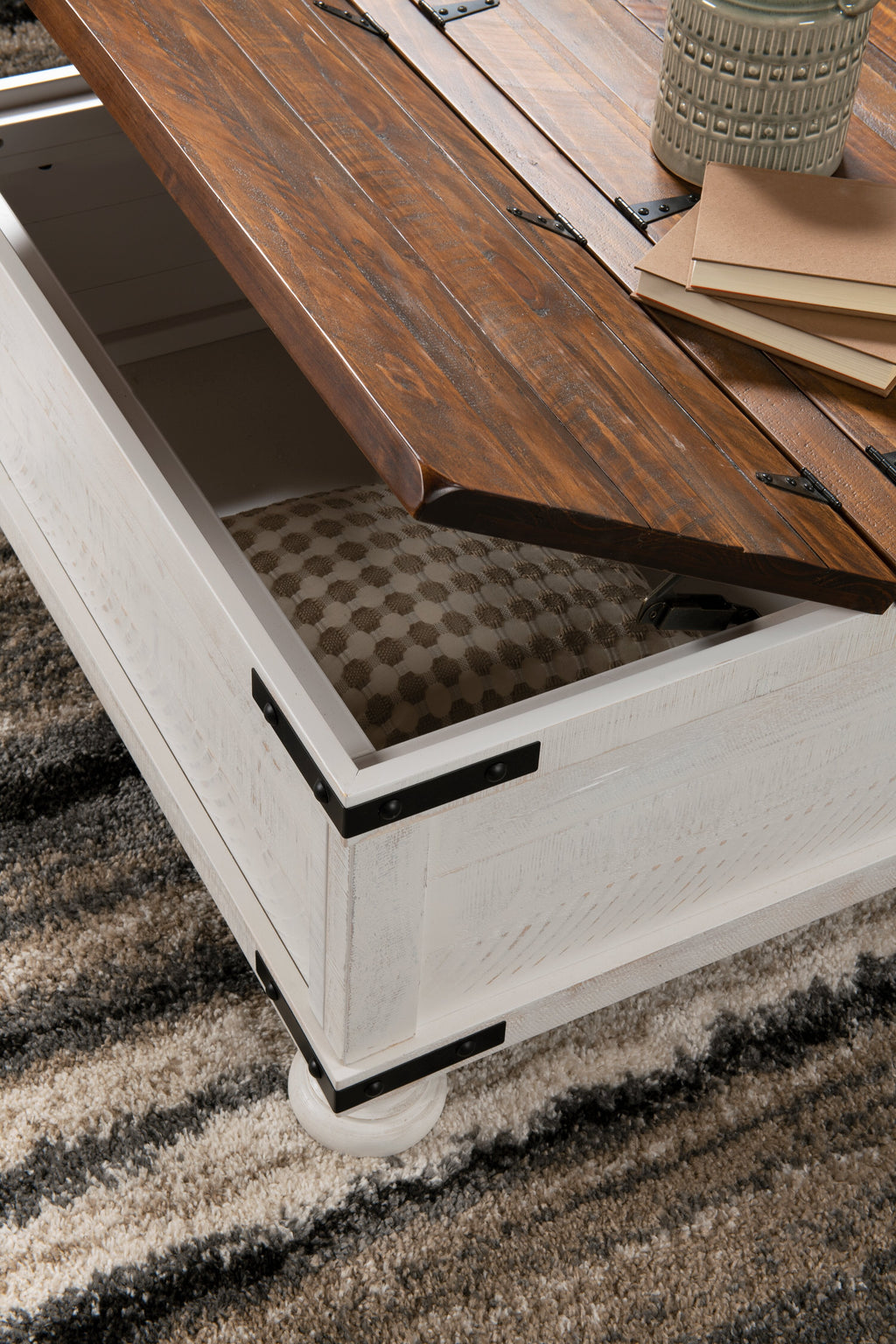Benjy 36" Rustic Coffee Table Trunk with Storage - Two Tone Wood|Table à café coffre rustique Benjy de 36 po avec rangement - bois deux teintes