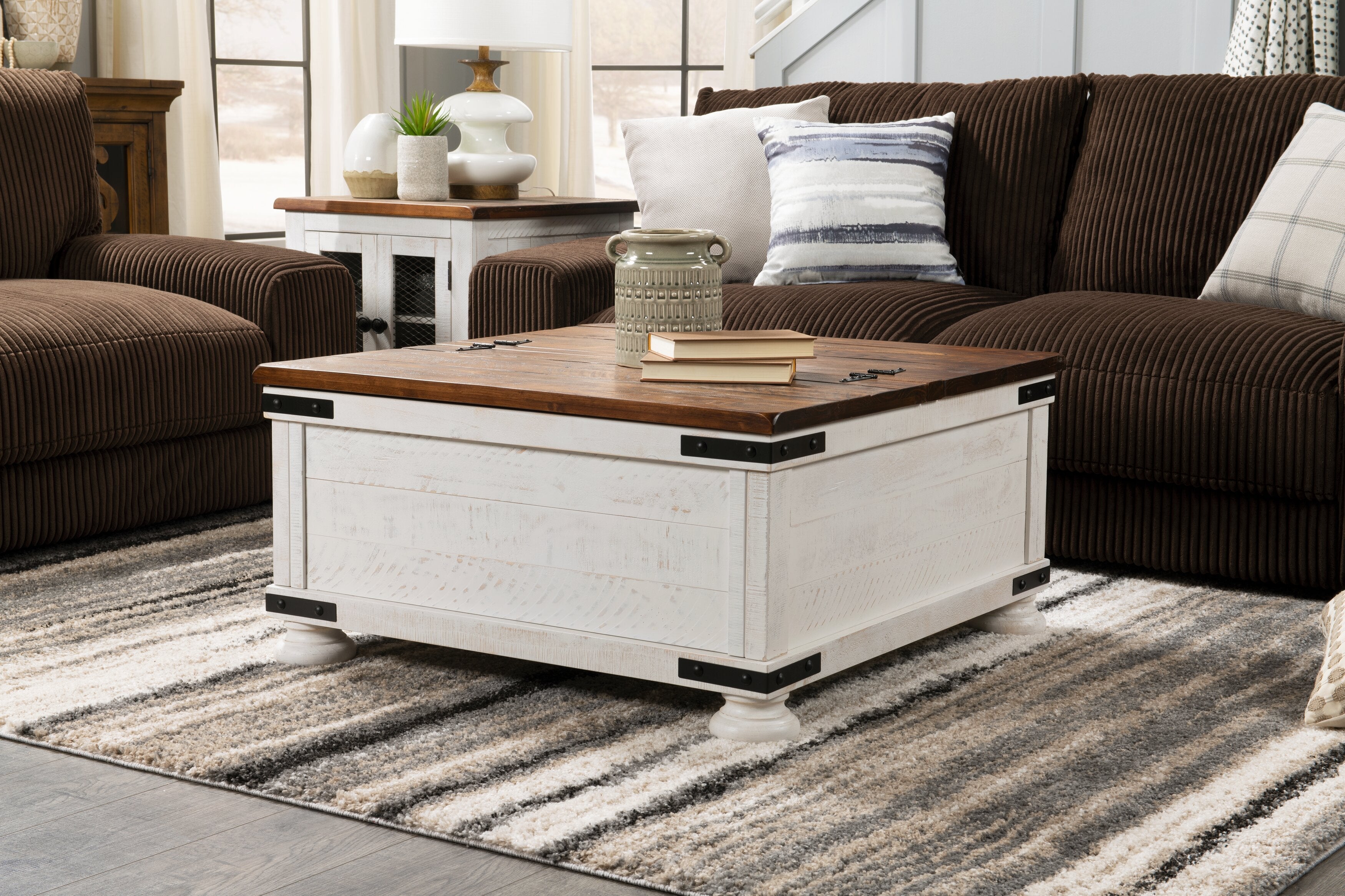 Benjy 36" Rustic Coffee Table Trunk with Storage - Two Tone Wood|Table à café coffre rustique Benjy de 36 po avec rangement - bois deux teintes