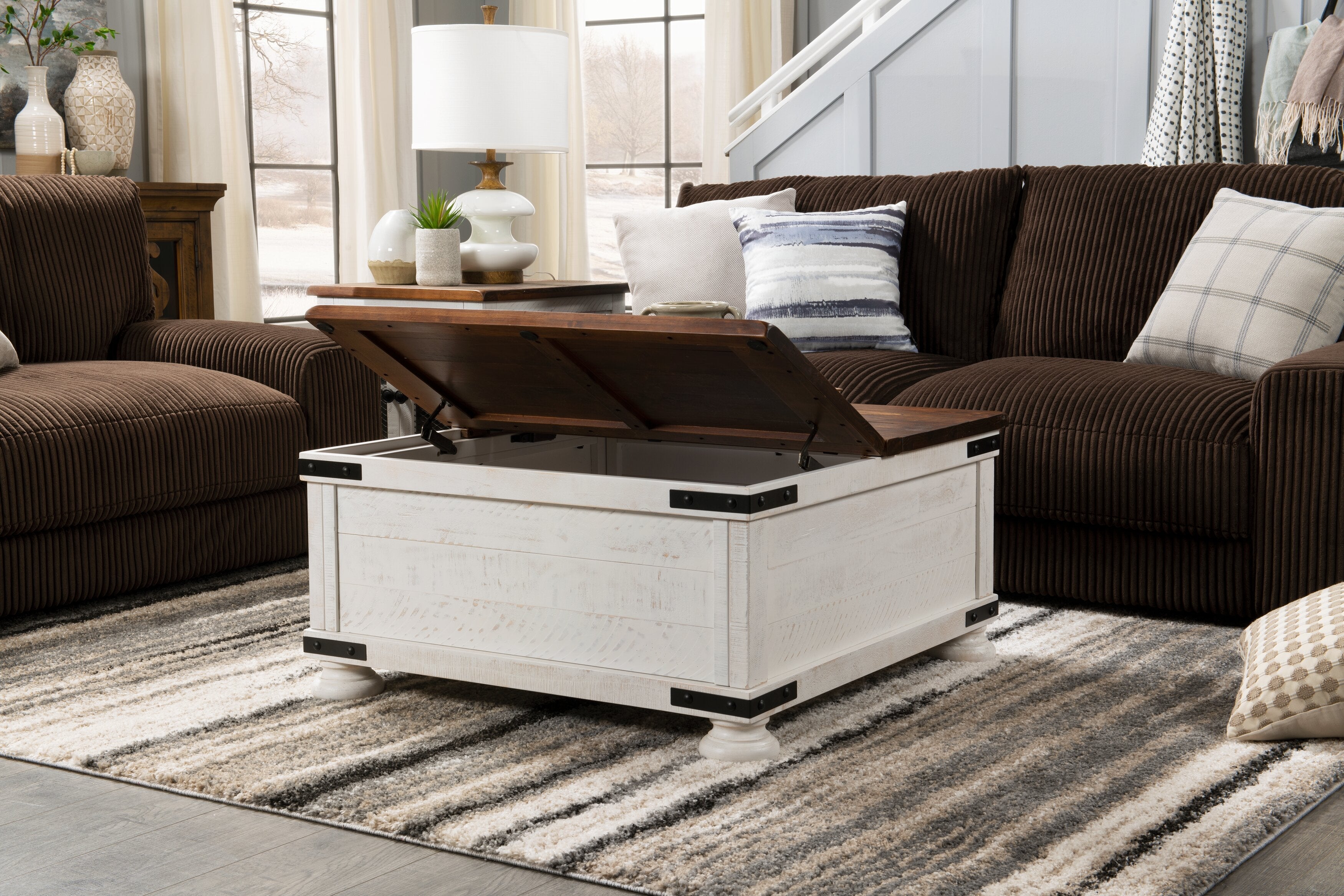 Benjy 36" Rustic Coffee Table Trunk with Storage - Two Tone Wood|Table à café coffre rustique Benjy de 36 po avec rangement - bois deux teintes