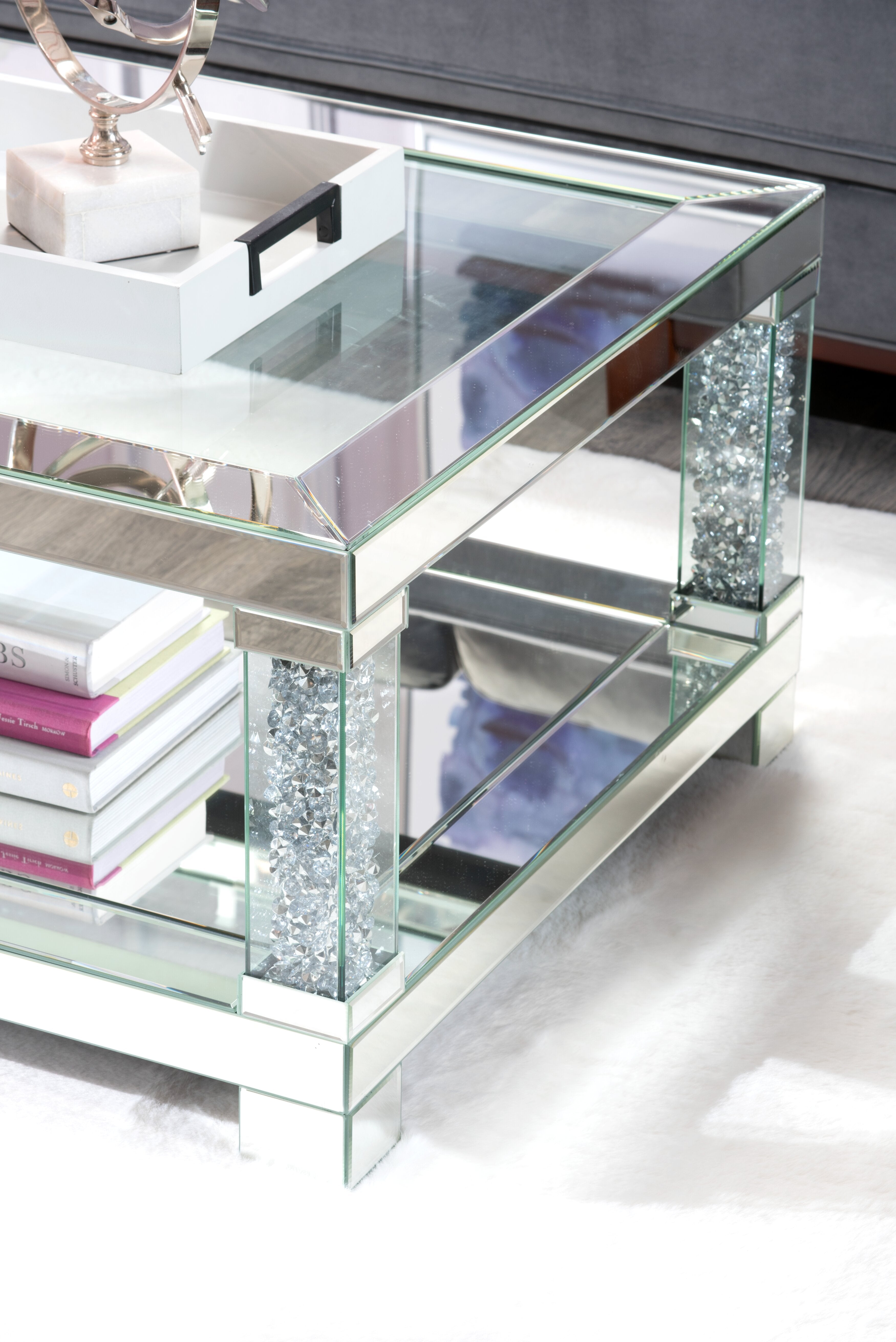 Berni 47.2" Glam Mirror & Glass Top Coffee Table with Shelf - Silver Metal with Diamond Look Legs|Table à café somptueuse Berni de 47,2 po avec dessus en miroir et en verre et tablette - métal argenté avec pattes à apparence de diamant