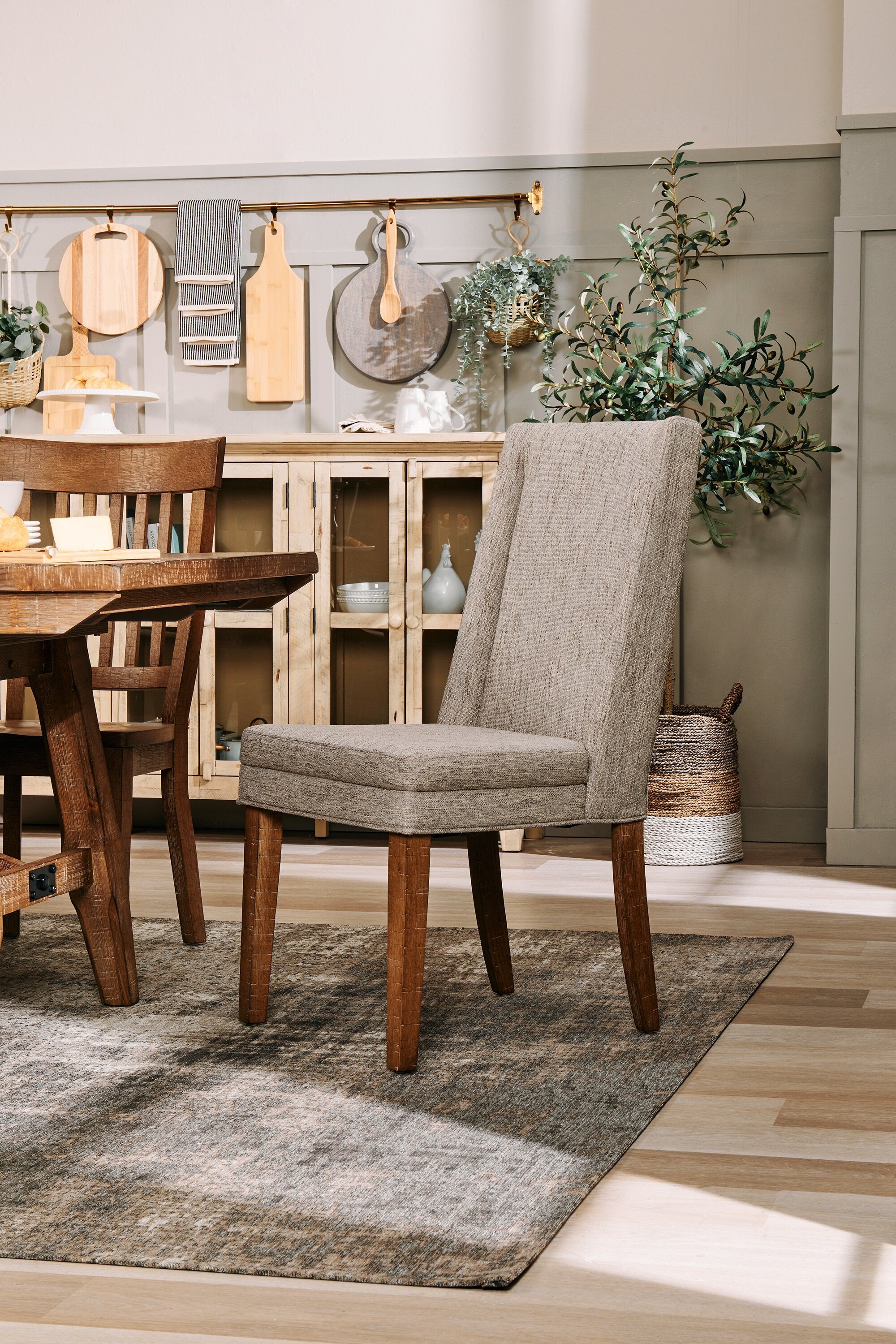 Cedar Dining Chair with Polyester Fabric, Pine Wood - Beige | Chaise de salle à manger Cedar en tissu de polyester et en pin - beige