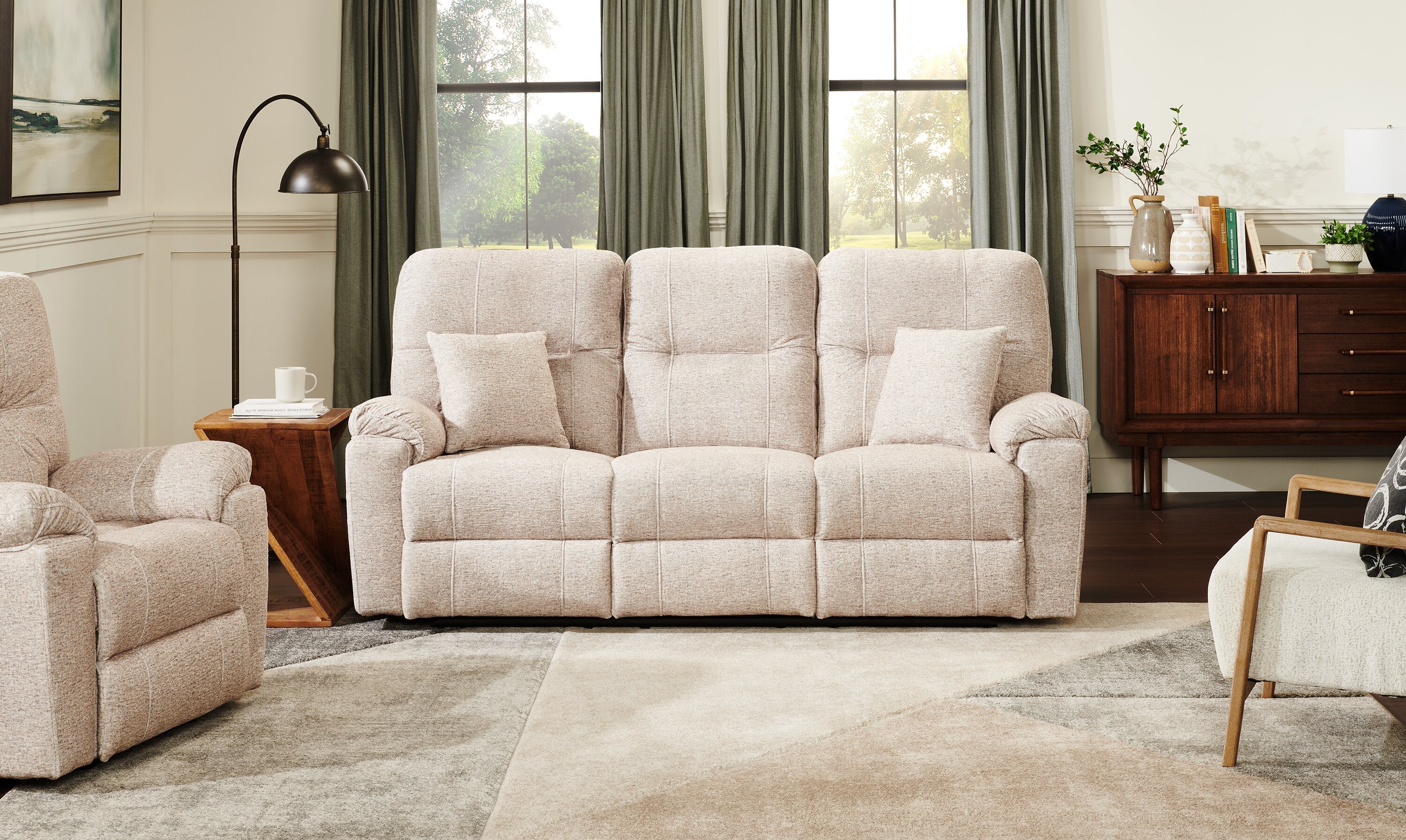 Made in Canada Dawson 87" Fabric Power Reclining Sofa with USB Port and Accent Pillows - Beige | Sofa à inclinaison électrique Dawson de 87 po fabriqué au Canada en tissu avec port USB et coussins décoratifs - beige