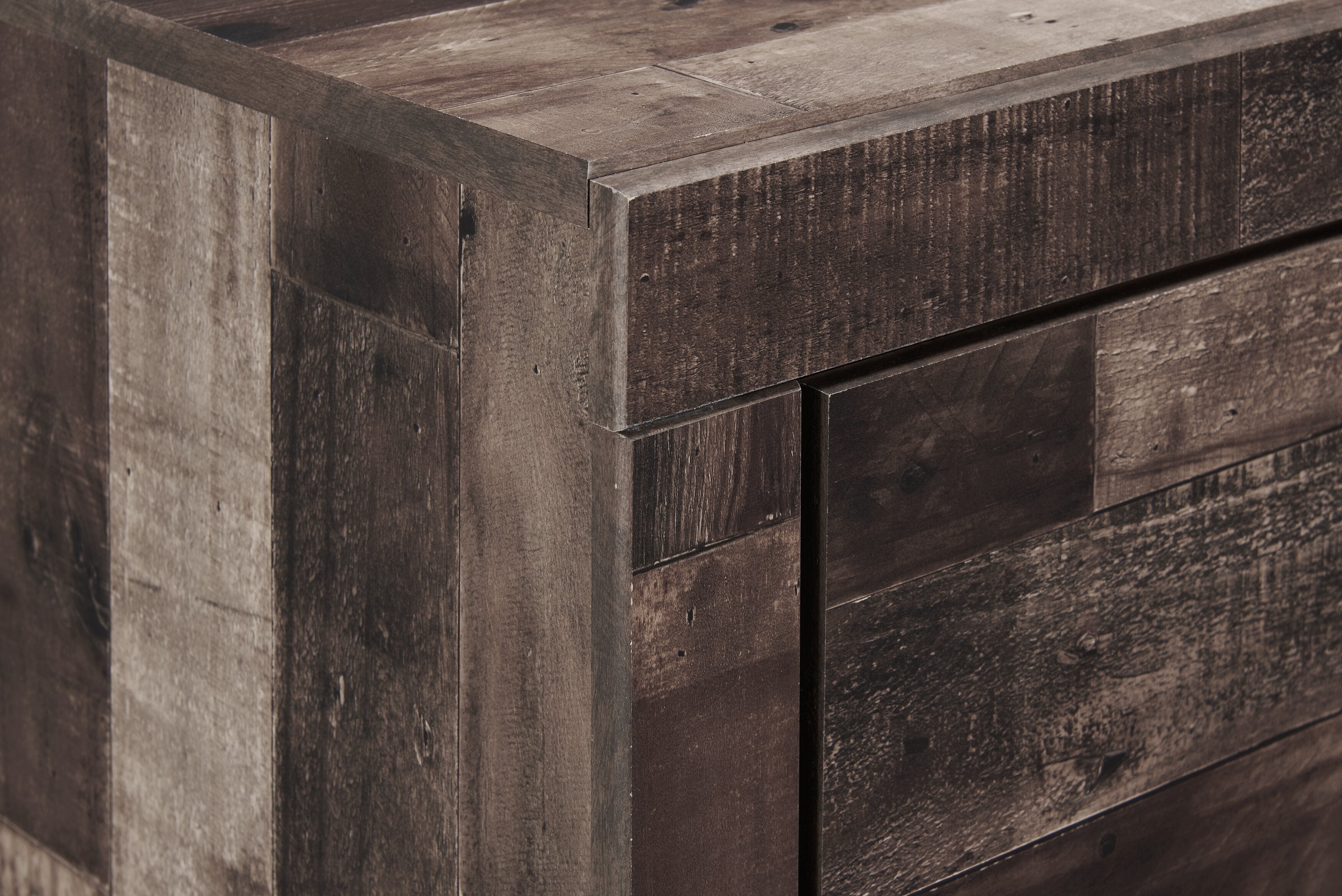 Derekson Bedroom 6-Drawer Dresser, 58.7"W x 36.4"H - Grey | Commode Derekson de 58,7 po (L) x 36,4 po (H) à 6 tiroirs pour la chambre à coucher - grise
