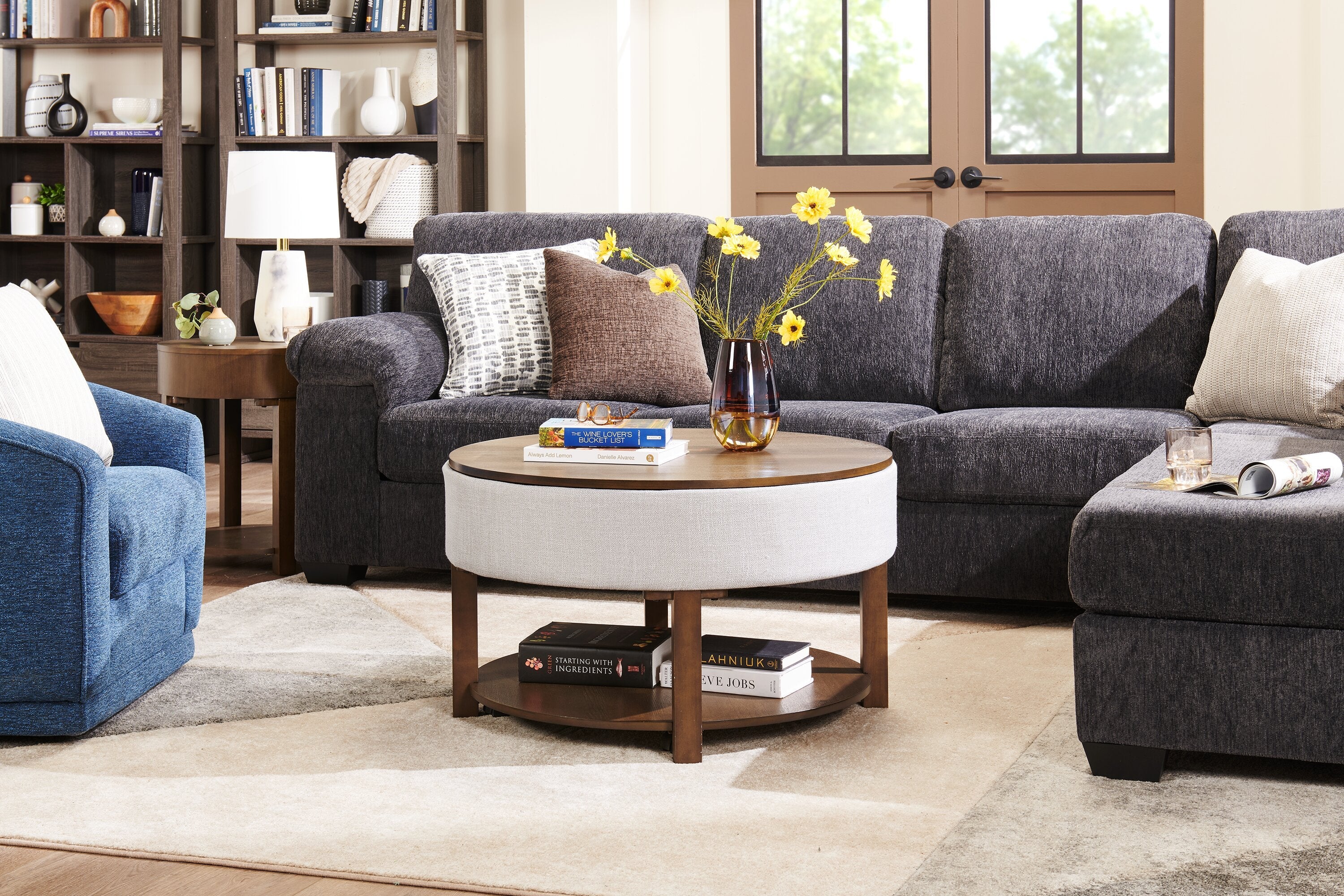 Elroy 33" Rustic Round Lift Top Coffee Table With Storage, Shelf and Casters - Brown and Grey with Fabric Edge|Table à café ronde rustique Elroy de 33 po avec dessus relevable, rangement, tablette et roulettes - brune et grise avec bordure en tissu