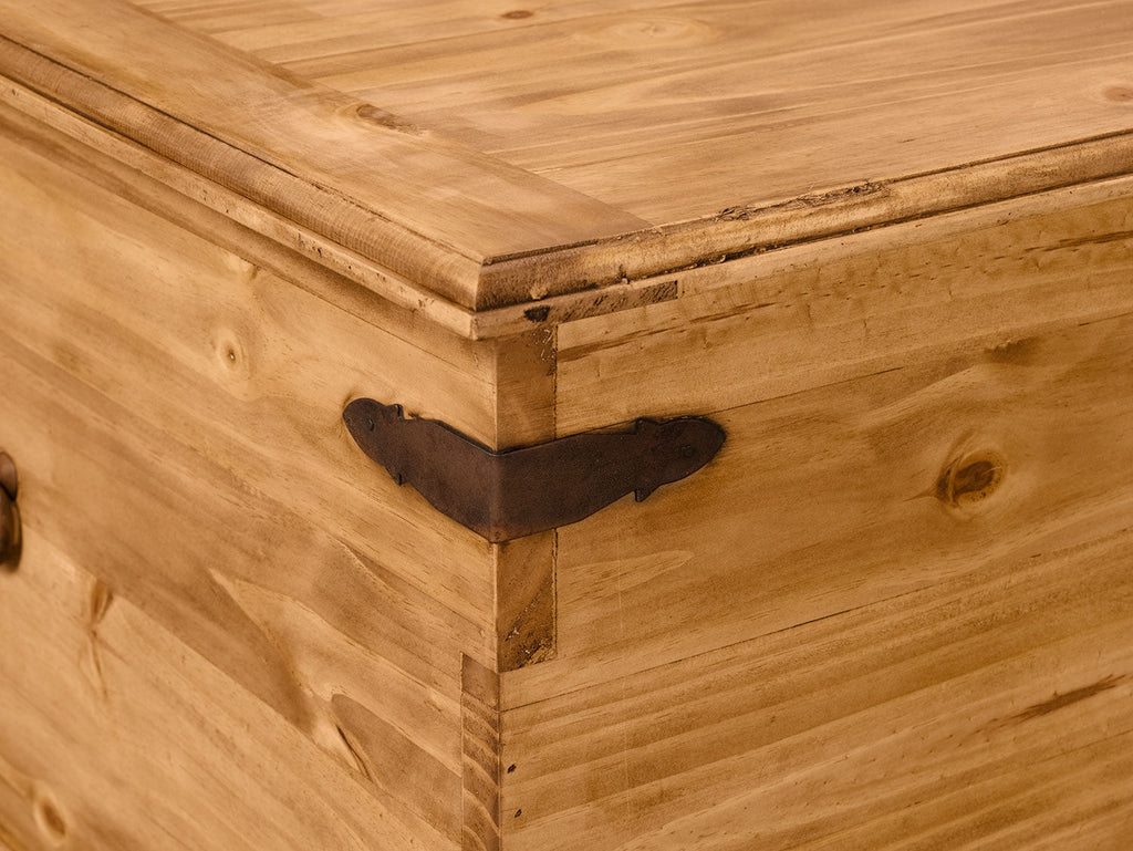 Santa Fe Rustico 35.5" Rustic Square Coffee Table with Storage - Natural Pine with Trunk Style|Table à café carrée rustique Santa Fe Rustico de 35,5 po avec rangement - pin naturel avec style coffre