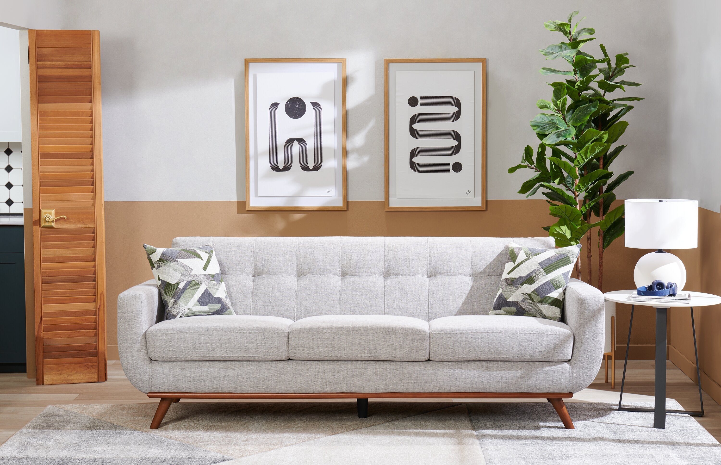 Kort & Co. Freeman 88" Linen-Look Fabric Sofa with Wood Base and Tufted Back Cushions - Dove White | Sofa Freeman Kort & Co. de 88 po en tissu d’apparence lin avec pattes en bois et coussins de dossier capitonnés - blanc colombe