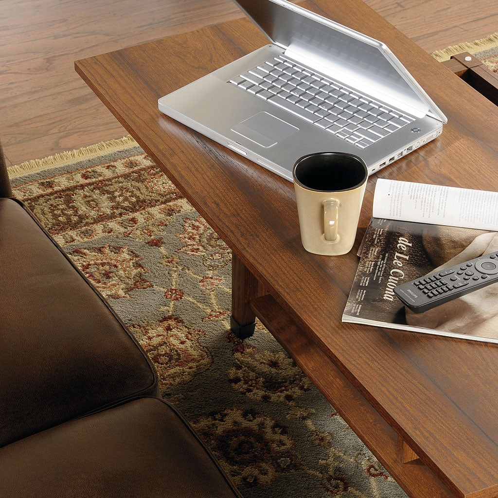 Carson 43.15" Rustic Lift Top Coffee Table with Storage and Shelf - Cherry Wood with Metal Hardware|Table à café rustique Carson de 43,15 po avec dessus relevable, rangement et tablette - bois cerisier avec quincaillerie en métal