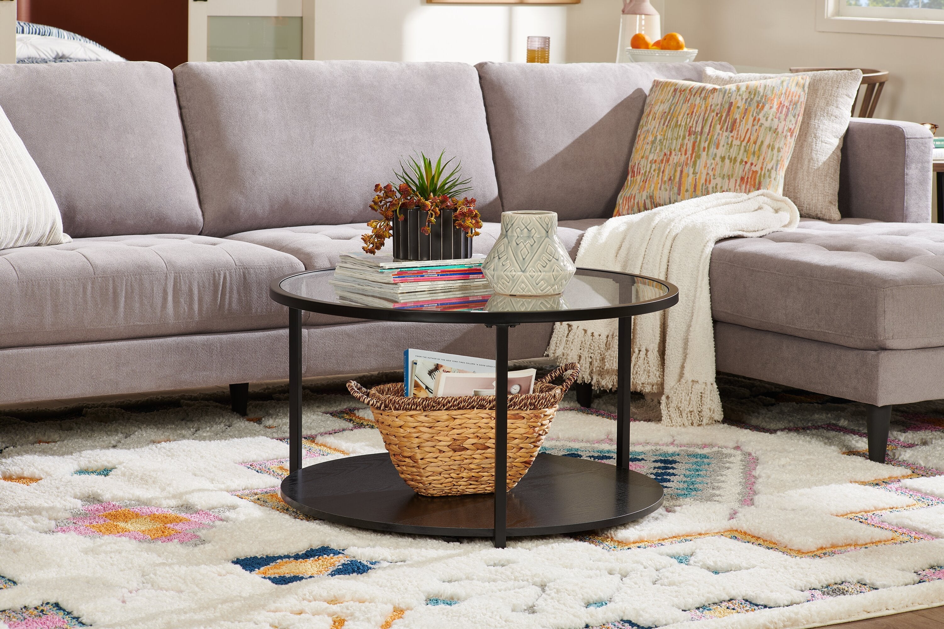 Kendal 31.5" Modern Round Glass Top Coffee Table with Casters - Black | Table à café moderne Kendal ronde de 31,5 po avec dessus en verre - noire