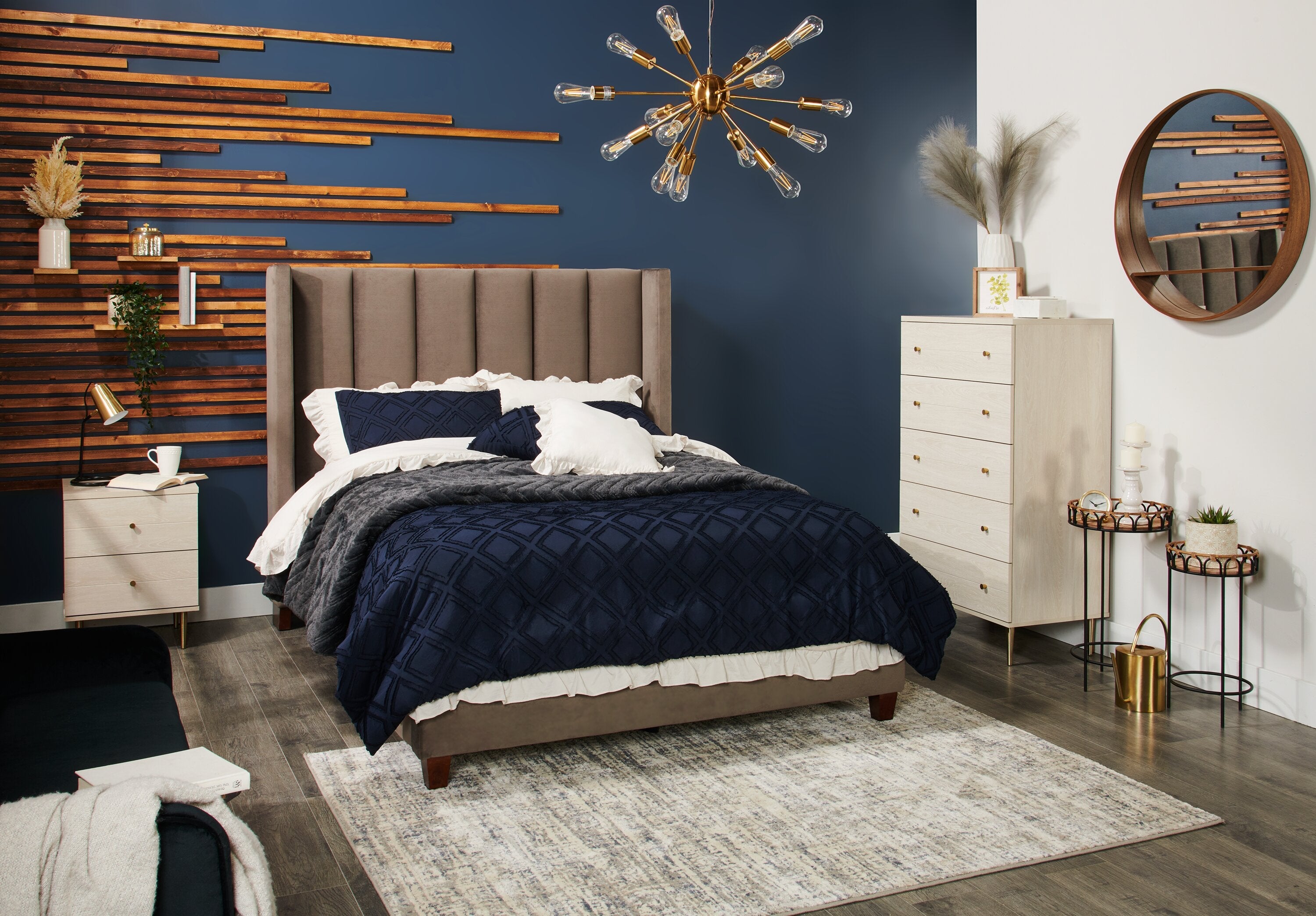 Lake Bedroom Chest of Drawers, 5-Drawer, 29"W x 52"H, Made in Canada, Glam - White | Commode verticale somptueuse Lake de 29 po (L) x 52 po (H) à 5 tiroirs pour la chambre à coucher, fabriquée au Canada - blanche