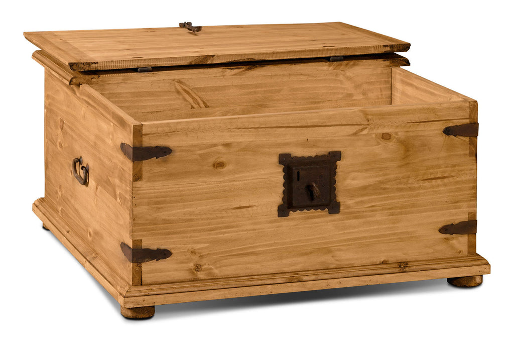 Santa Fe Rustico 35.5" Rustic Square Coffee Table with Storage - Natural Pine with Trunk Style|Table à café carrée rustique Santa Fe Rustico de 35,5 po avec rangement - pin naturel avec style coffre