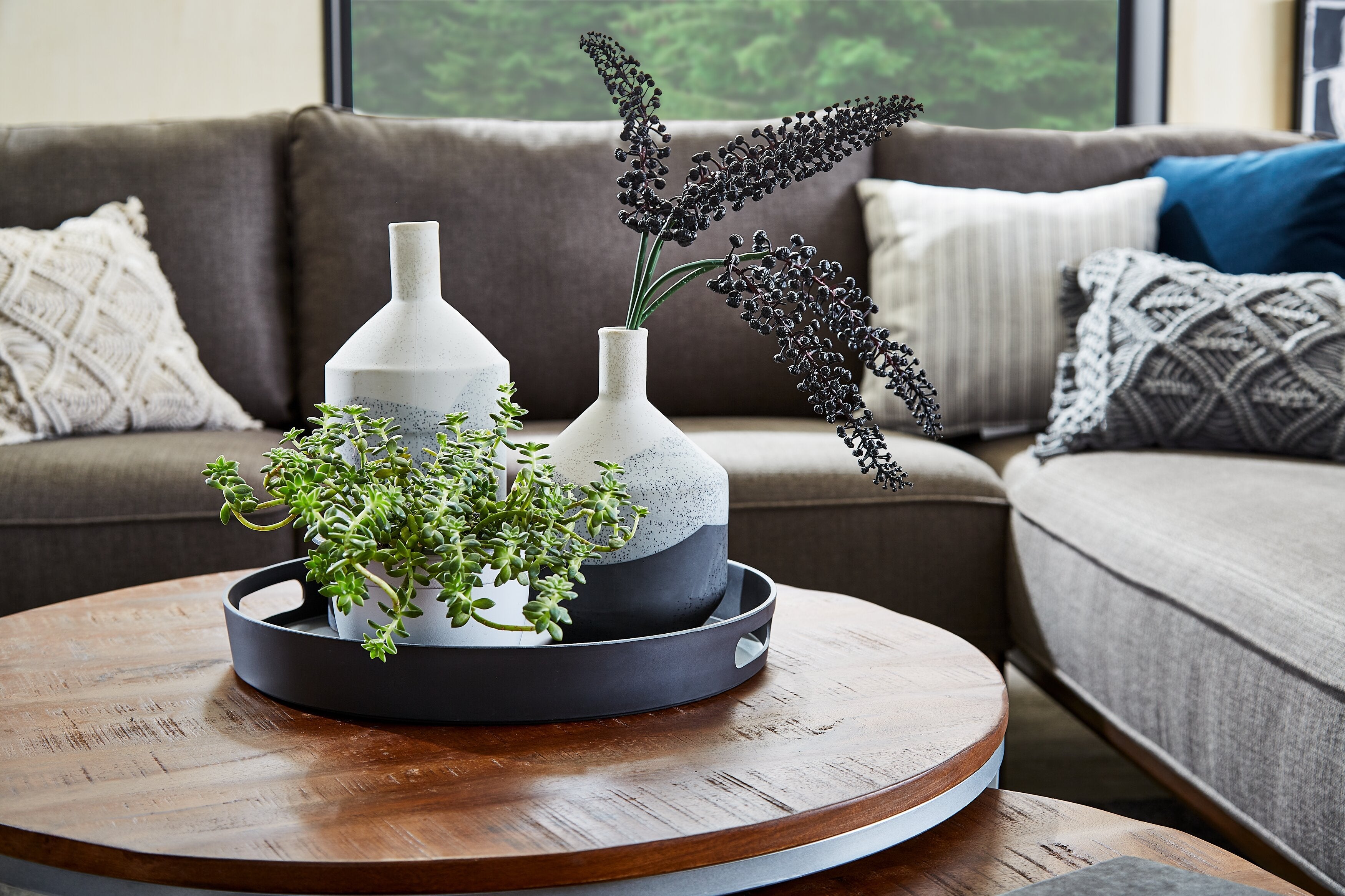 Veranasi 30" Rustic Round Nesting Coffee Tables - Washed Light Brown Wood Top and Iron Legs|Tables à café gigognes rondes rustiques Veranasi de 30 po - dessus en bois brun clair délavé et pattes en fer