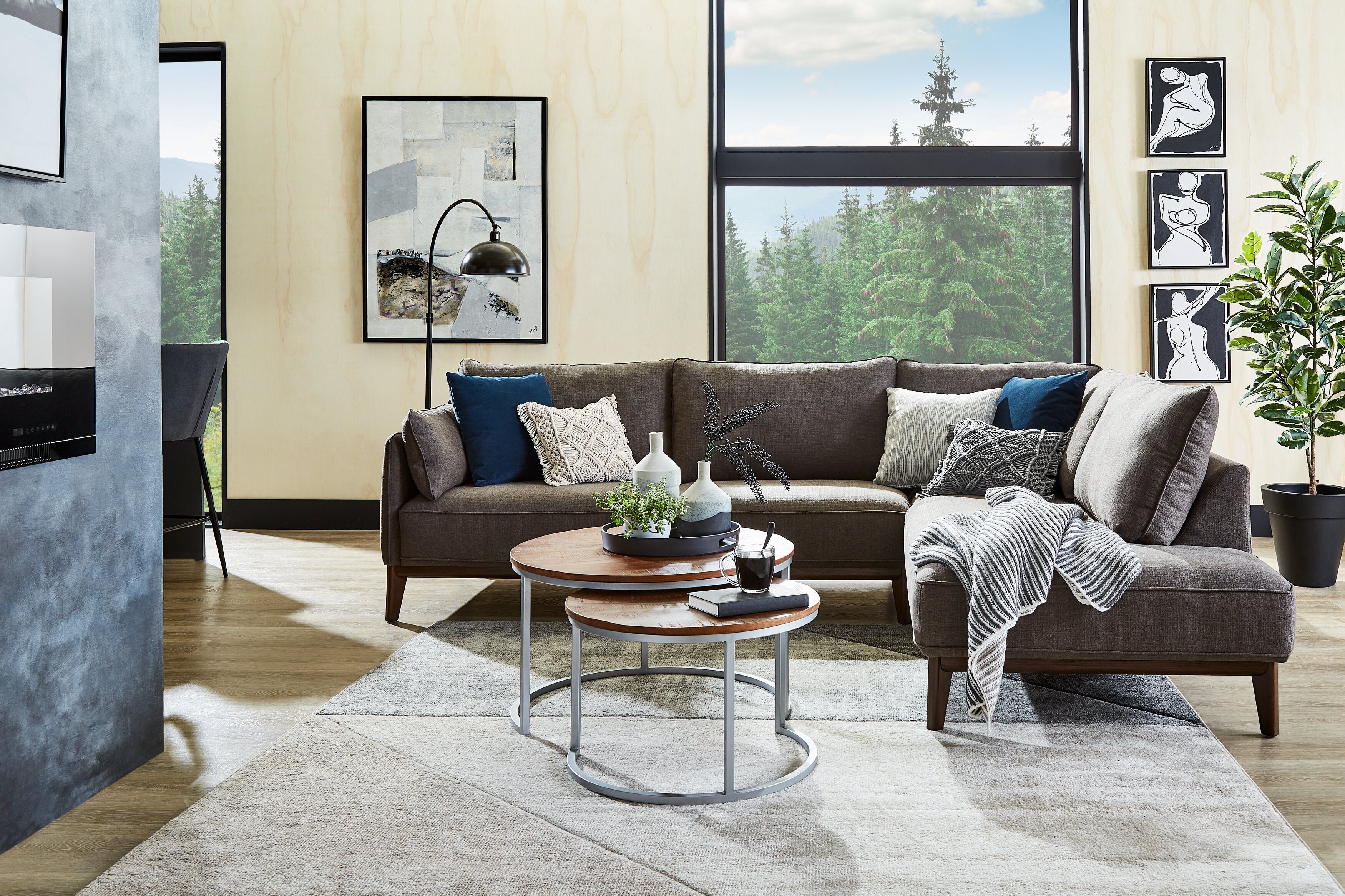 Veranasi 30" Rustic Round Nesting Coffee Tables - Washed Light Brown Wood Top and Iron Legs|Tables à café gigognes rondes rustiques Veranasi de 30 po - dessus en bois brun clair délavé et pattes en fer
