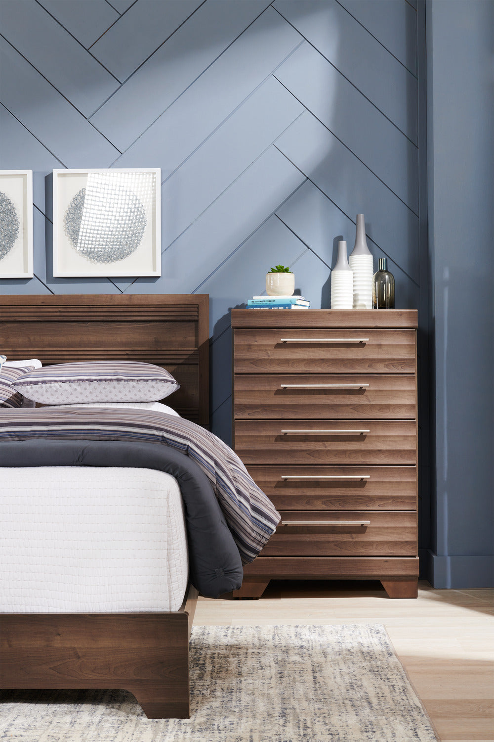 Olivia Bedroom Chest of Drawers, 5-Drawer, 31"W x 47.9"H, Made in Canada - Grey | Commode verticale Olivia de 31 po (L) x 47,9 po (H) à 5 tiroirs pour la chambre à coucher, fabriquée au Canada - grise