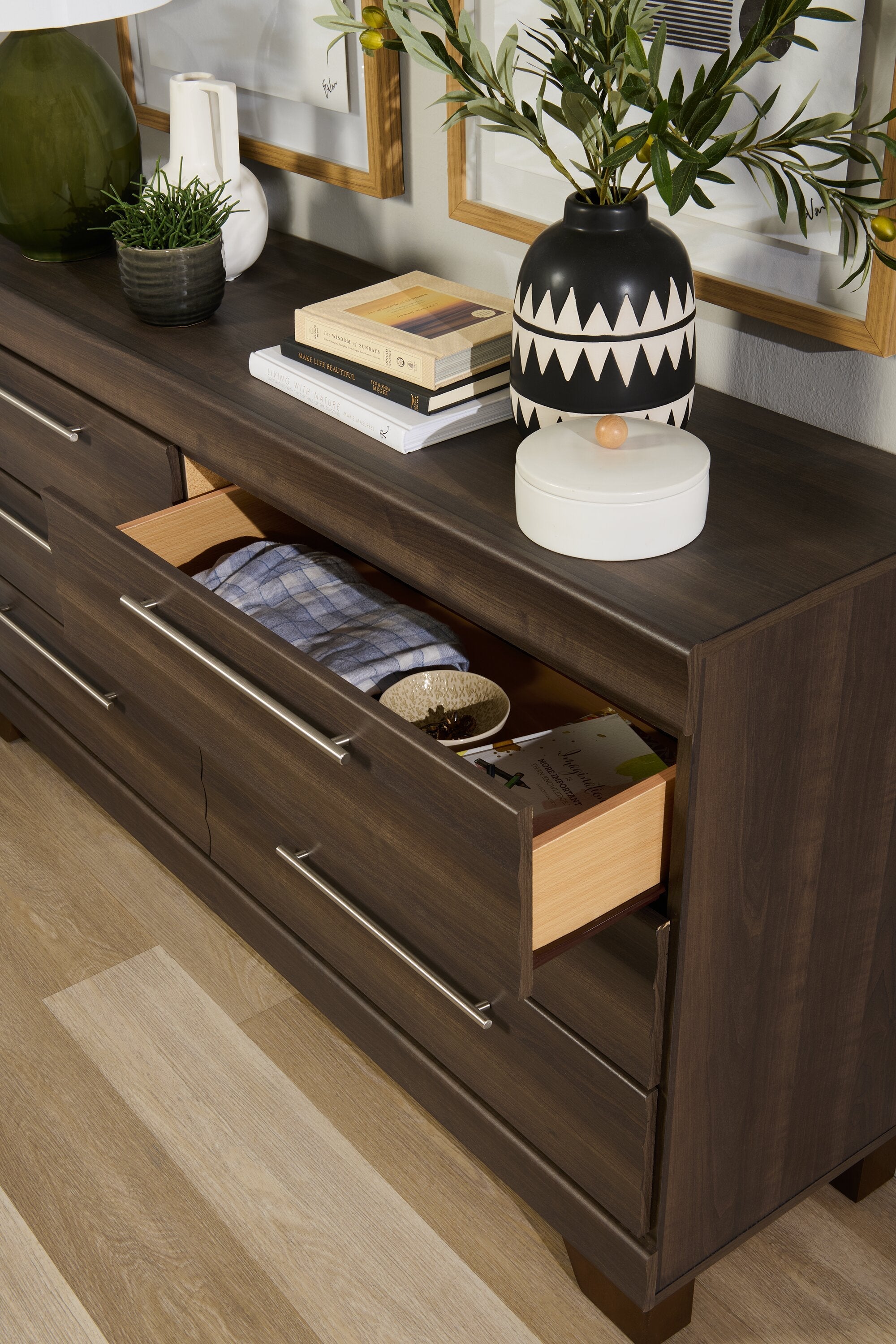 Olivia Bedroom 6-Drawer Dresser, 61.3"W x 32.8"H, Made in Canada - Grey | Commode Olivia de 61,3 po (L) x 32,8 po (H) à 6 tiroirs pour la chambre à coucher, fabriquée au Canada - grise