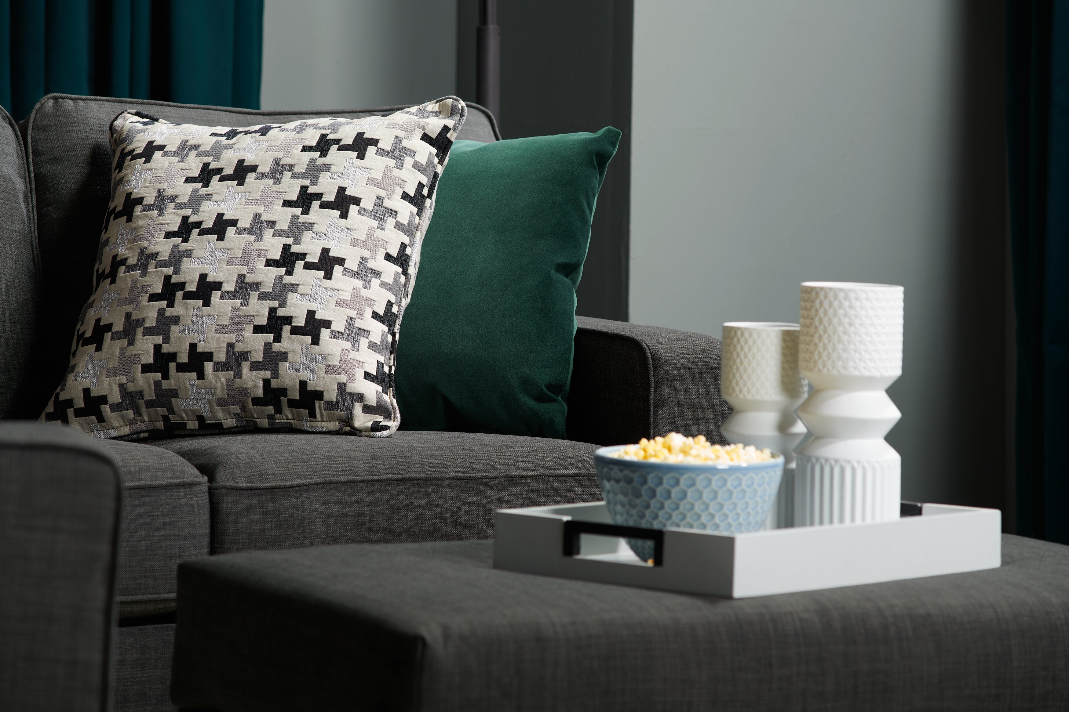 Made in Canada Sawyer 83" Linen-Look Fabric Sofa with Reversible Cushions and Accent Pillows - Charcoal Grey | Sofa Sawyer de 83 po fabriqué au Canada en tissu d’apparence lin avec coussins réversibles et coussins décoratifs - gris anthracite