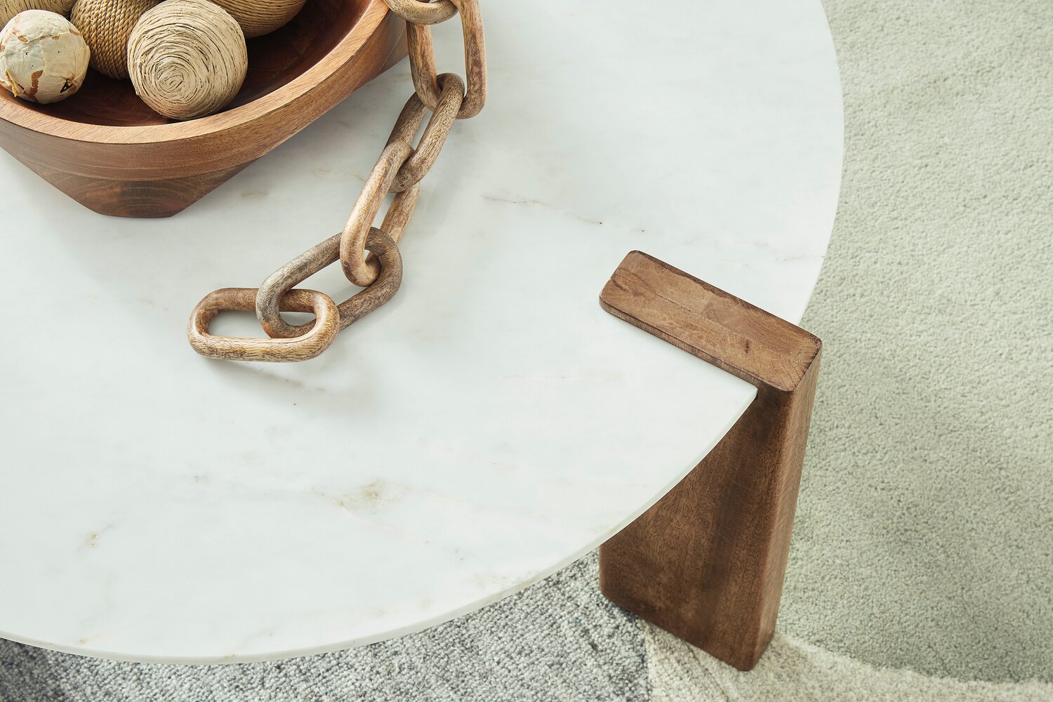 Merlin 33” Round Solid Wood and Marble Coffee Table - White and Brown | Table à café ronde Merlin de 33 po en bois massif et en marbre - blanche et brune