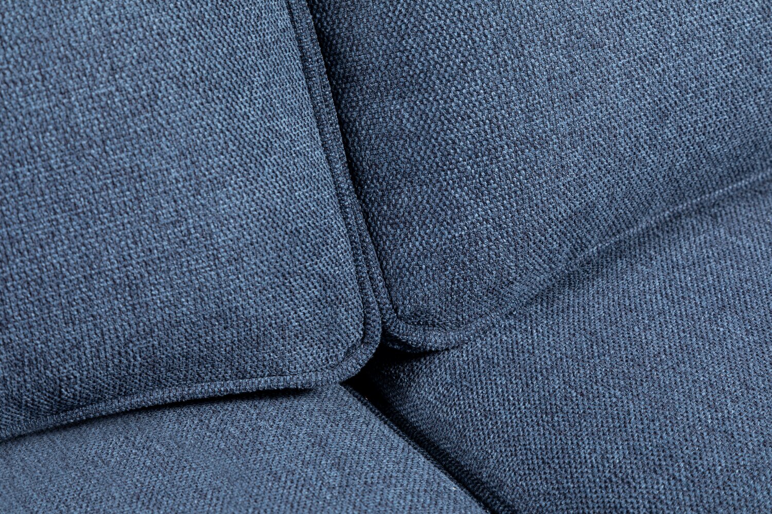 Kort & Co. Kassia 90.6" Linen-Look Fabric Sofa with Wood Base and Legs - Blue | Sofa Kassia de Kort & Co. de 90,6 po en tissu d’apparence lin avec base et pattes en bois - bleu