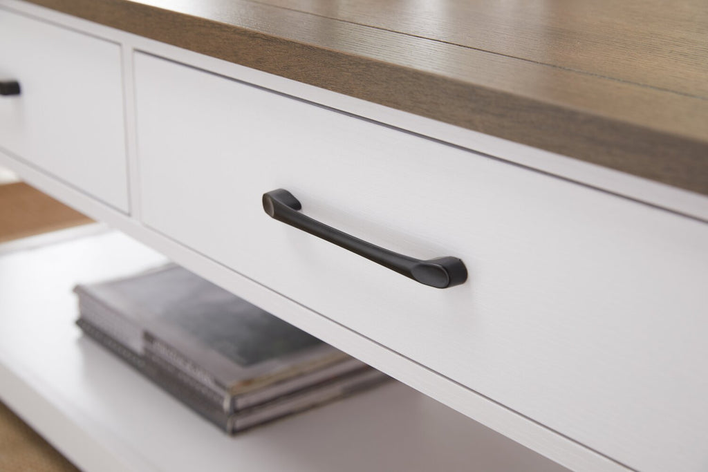 Kort & Co. Logan 23.25" Traditional Coffee Table with Storage and Shelf - White and Walnut Oak |Table à café traditionnelle Logan de Kort & Co. de 23,25 po avec rangement et tablette - blanche et chêne noyer