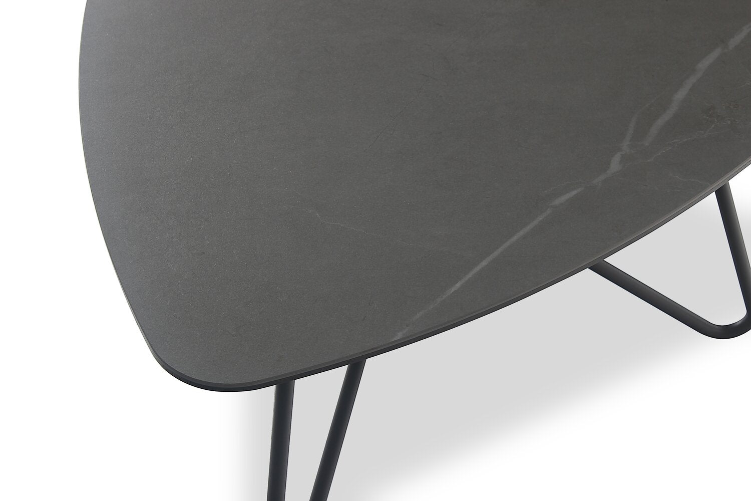 Hamilton 37.99" Modern Triangular Coffee Table - Grey Marble Look Top with Black Metal Legs|Table à café triangulaire moderne Hamilton de 37,99 po - dessus en imitation de marbre gris avec pattes en métal noir