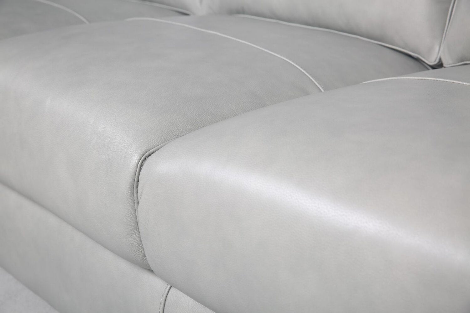 Cindy Crawford Home Royce 84" Genuine Leather Sofa with Removable Cushions and Wood Legs - Dove Grey | Sofa Royce de Cindy Crawford Home de 84 po en cuir véritable avec coussins amovibles et pattes en bois - gris tourterelle