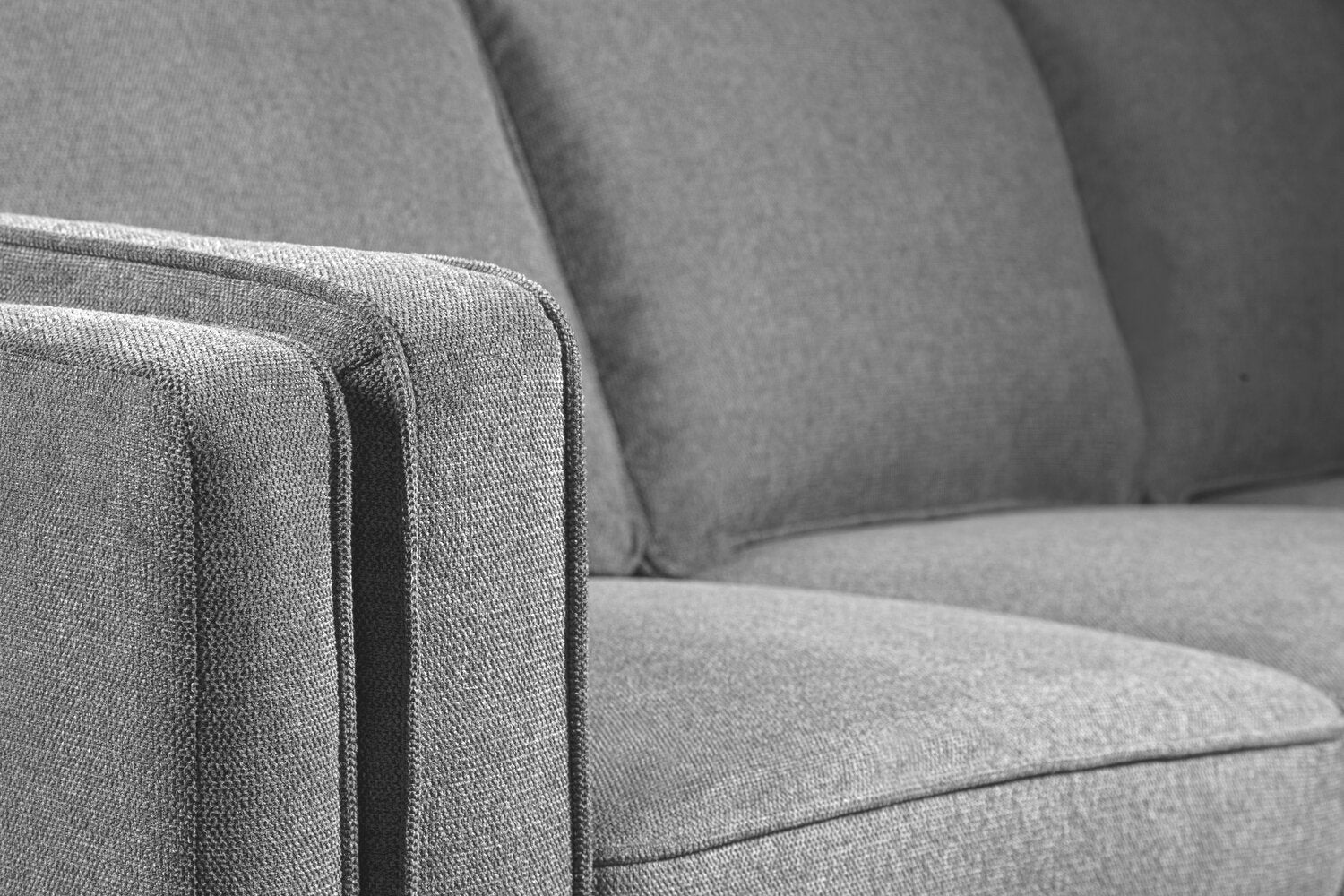 Kort & Co. Kassia 90.6" Linen-Look Fabric Sofa with Wood Base and Legs - Grey | Sofa Kassia de Kort & Co. de 90,6 po en tissu d’apparence lin avec base et pattes en bois - gris