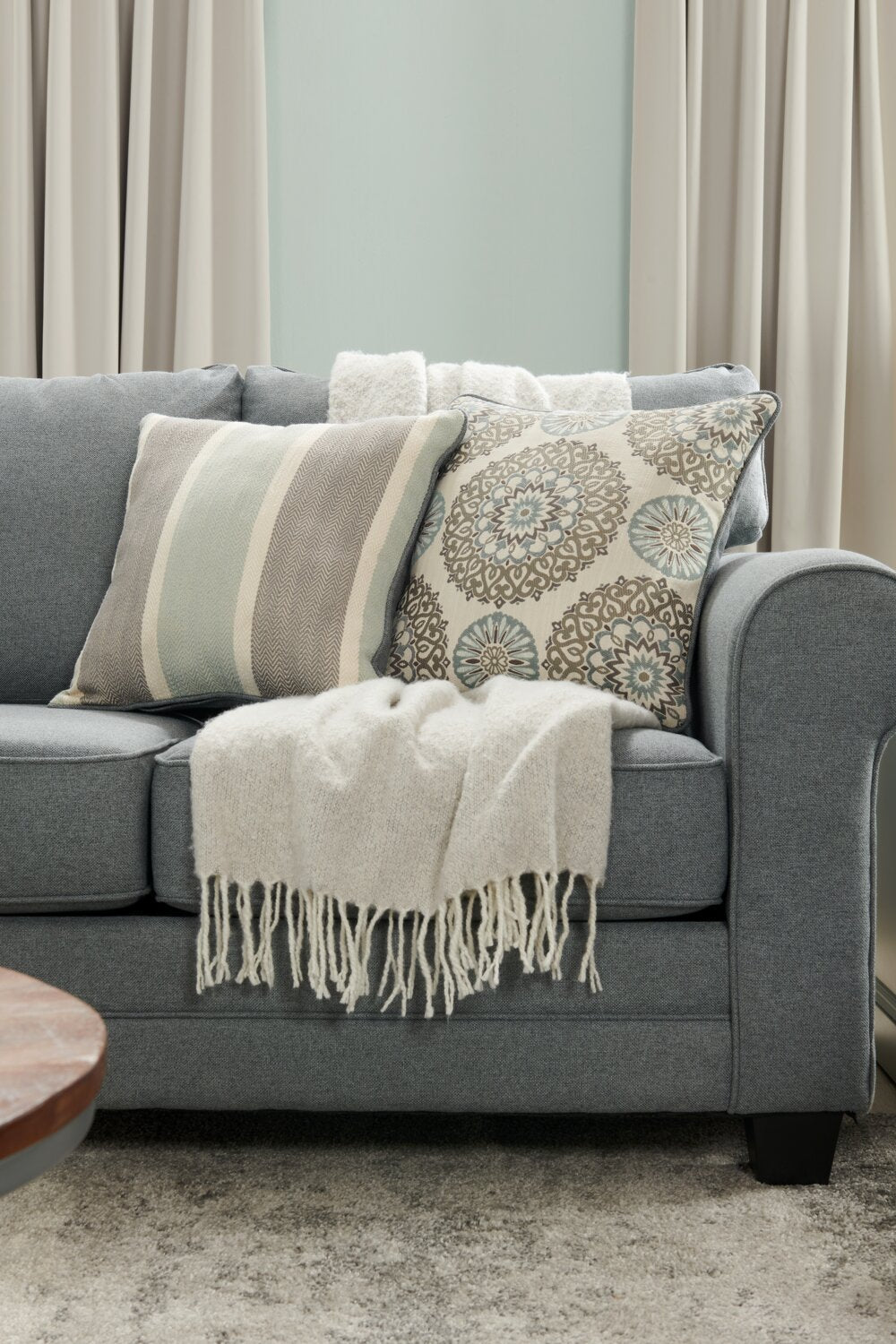 Made in Canada Tula 88" Fabric Sofa with Rolled Arms and Accent Pillows - Steel Grey | Sofa Tula de 88 po fabriqué au Canada en tissu avec accoudoirs enroulés et coussins décoratifs - gris acier