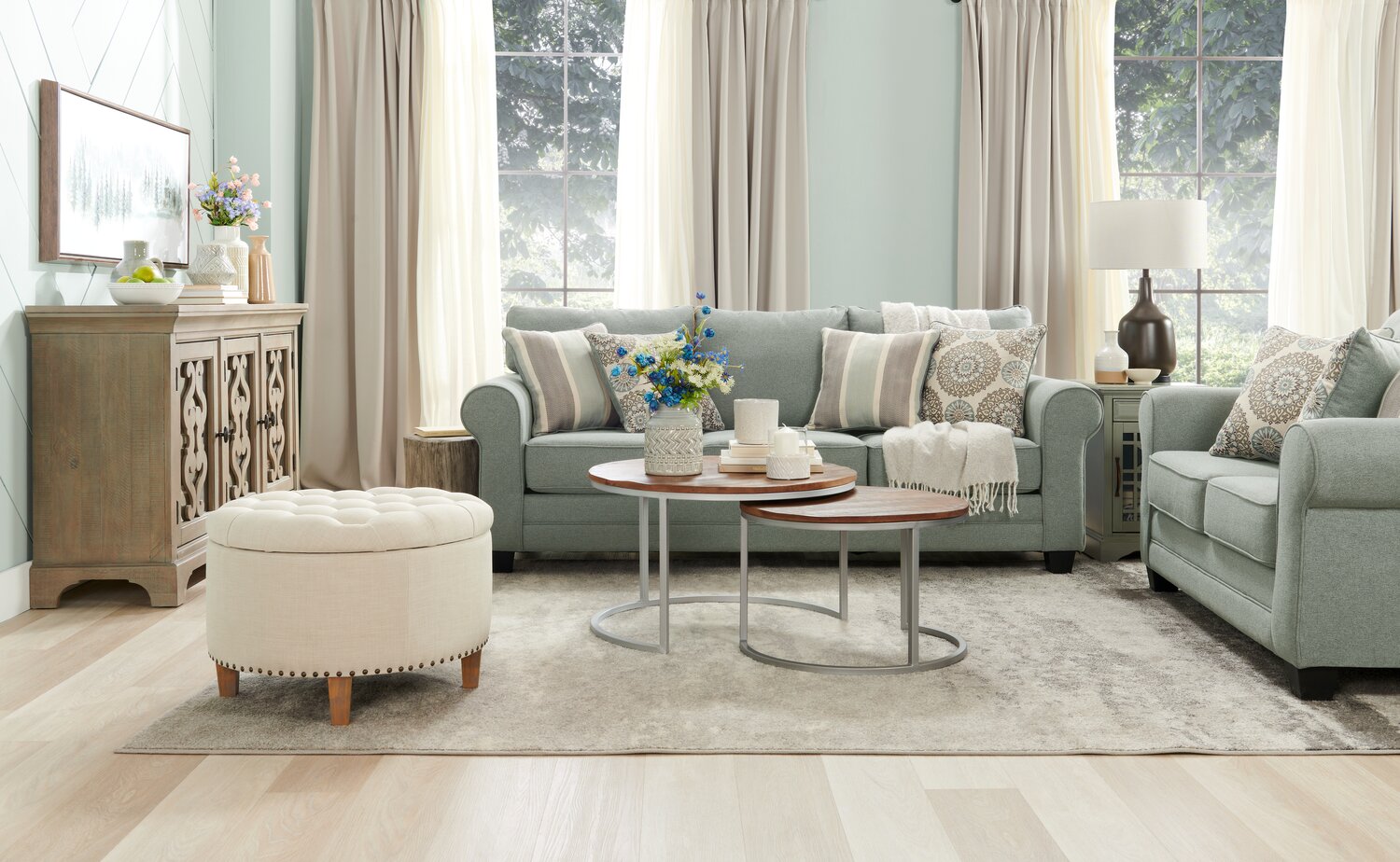 Made in Canada Tula 88" Fabric Sofa with Rolled Arms and Accent Pillows - Mist Grey  | Sofa Tula de 88 po fabriqué au Canada en tissu avec accoudoirs enroulés et coussins décoratifs - gris brume