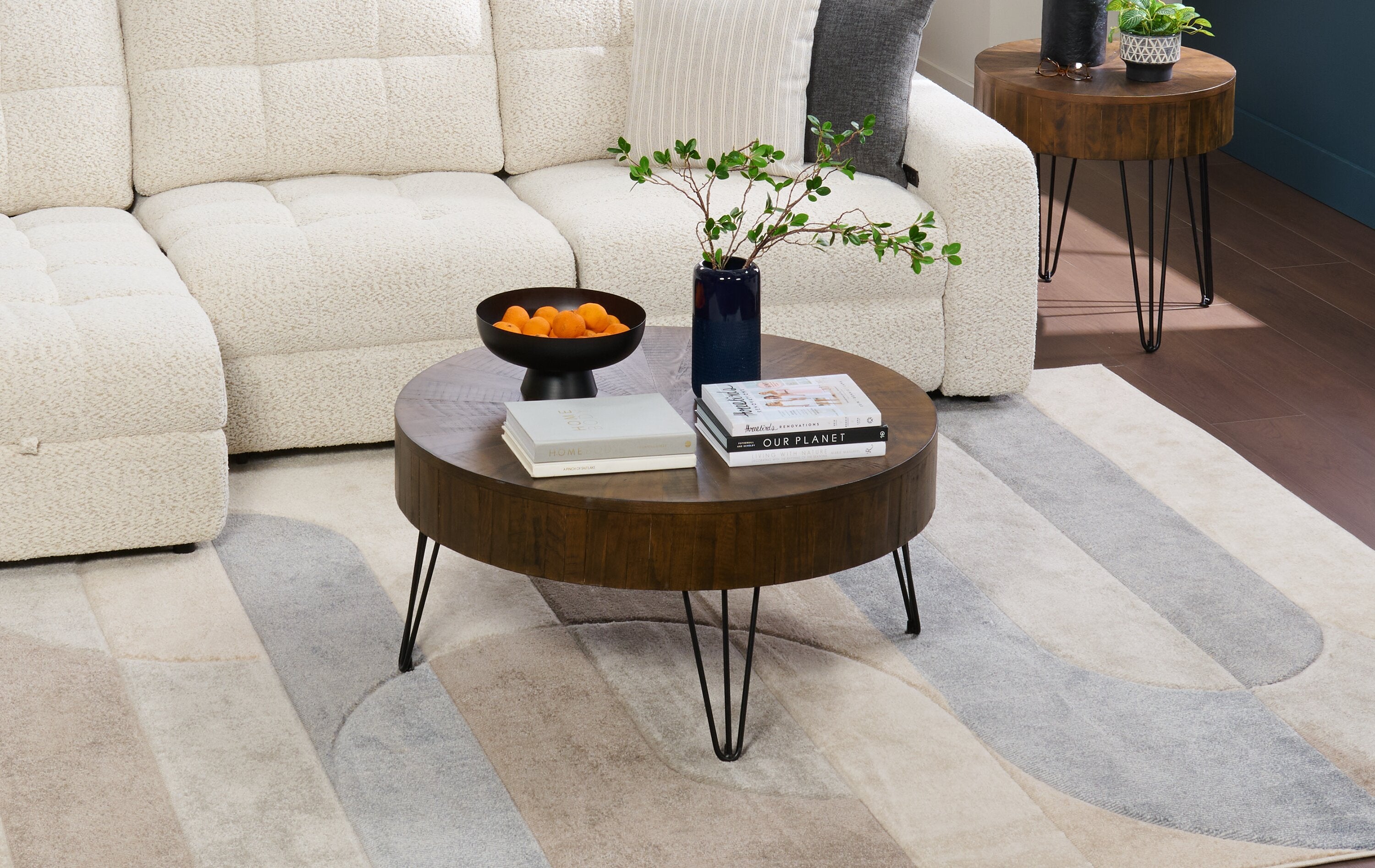 Kort & Co. Sol 38” Rustic Round Solid Pine Wood Coffee Table - Brown | Table à café ronde rustique Sol de Kort & Co. de 38 po en pin massif - brune