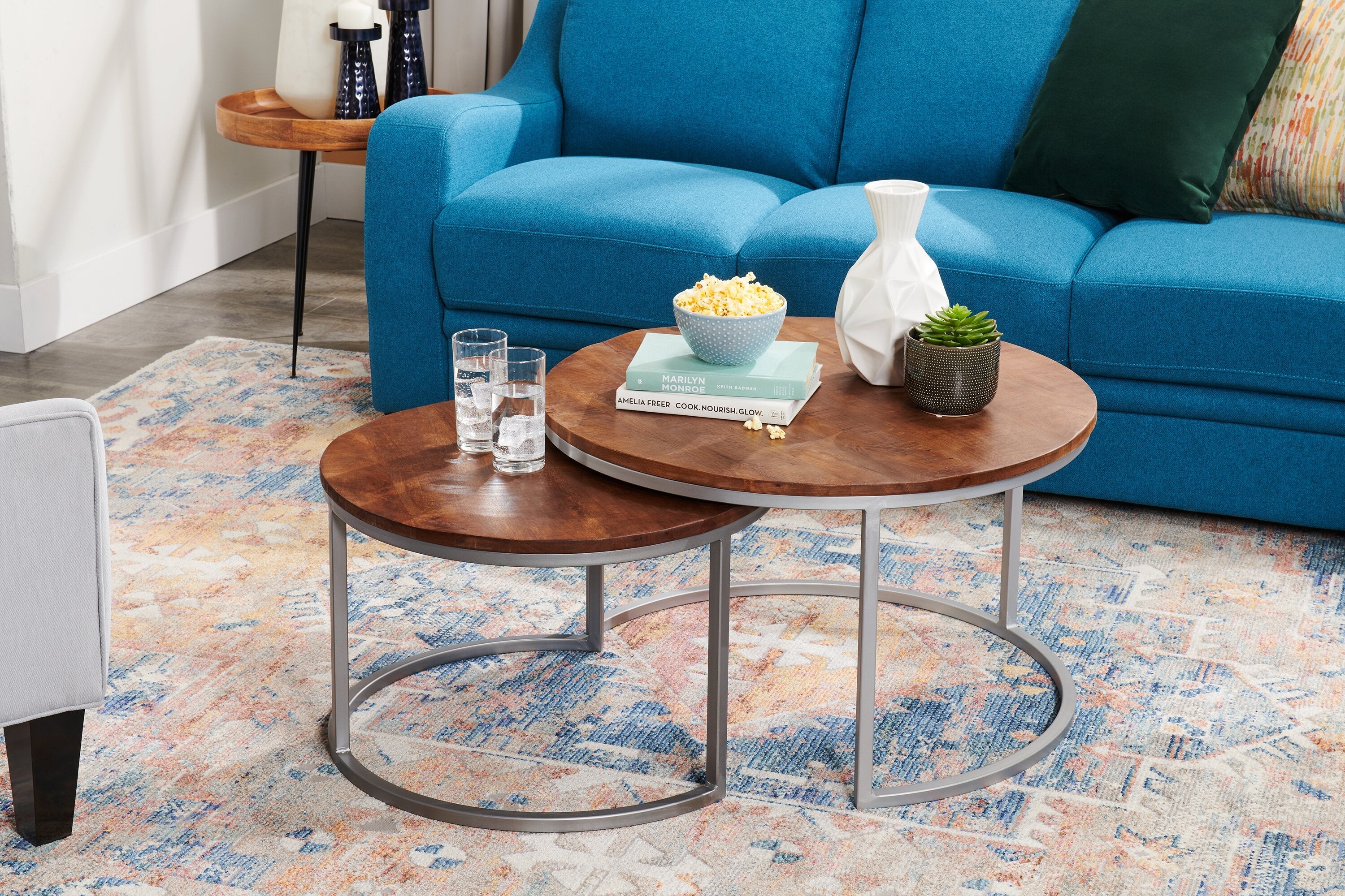 Veranasi 30" Rustic Round Nesting Coffee Tables - Washed Light Brown Wood Top and Iron Legs|Tables à café gigognes rondes rustiques Veranasi de 30 po - dessus en bois brun clair délavé et pattes en fer