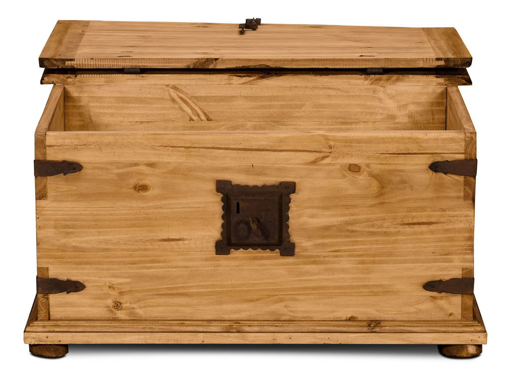 Santa Fe Rustico 35.5" Rustic Square Coffee Table with Storage - Natural Pine with Trunk Style|Table à café carrée rustique Santa Fe Rustico de 35,5 po avec rangement - pin naturel avec style coffre