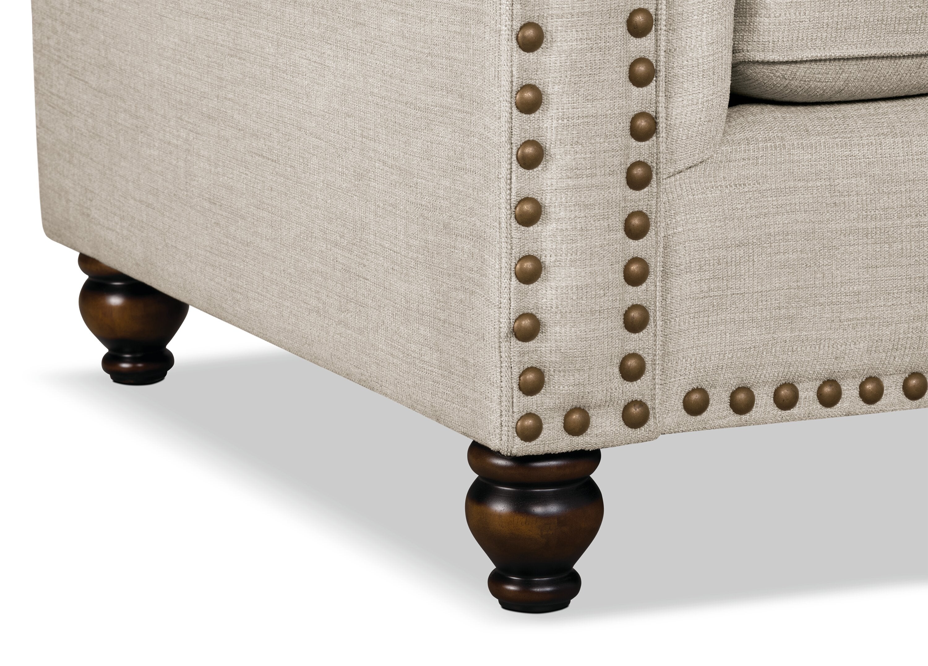 Made in Canada Wynn 93" Chenille Fabric Sofa with Nailhead Trim and Wood Bun Legs - Linen Beige | Sofa Wynn de 93 po fabriqué au Canada en tissu de chenille avec bordure de clous décoratifs et pattes en oignon en bois - beige lin