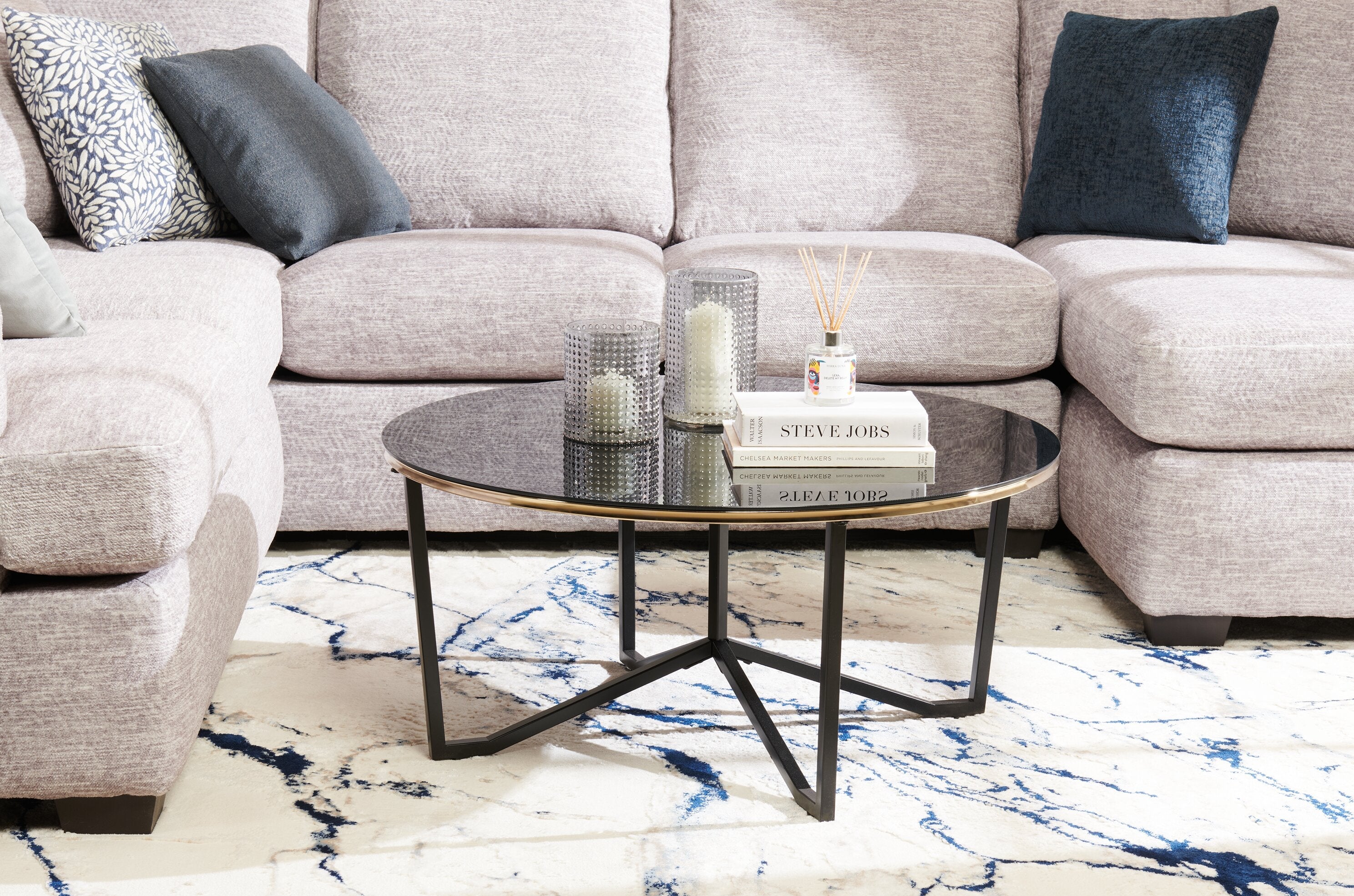 Xander 36" Modern Round Glass Top Coffee Table - Black and Gold with Metal Legs|Table à café ronde moderne Xander de 36 po avec dessus en verre - noire et dorée avec pattes en métal