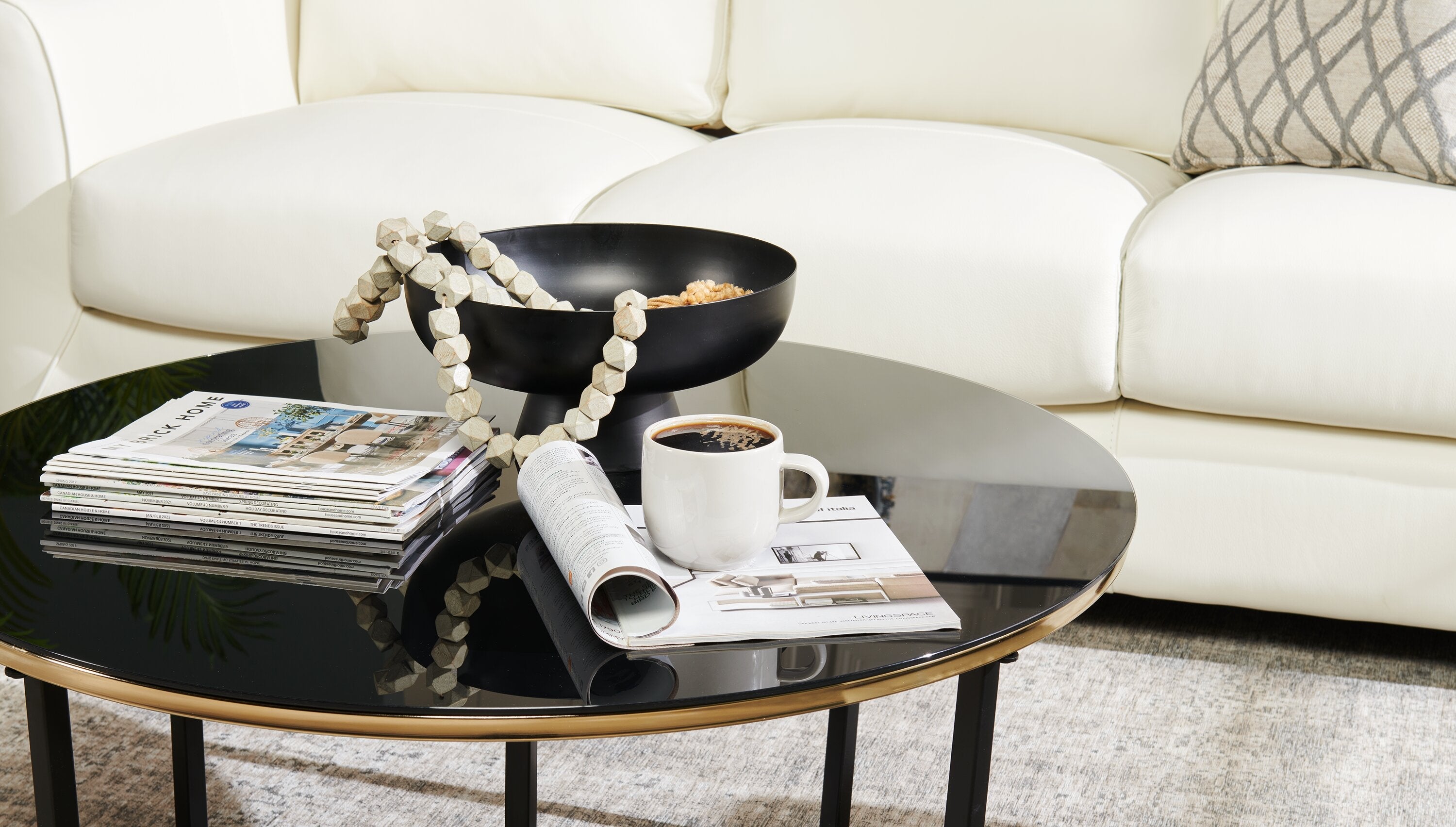 Xander 36" Modern Round Glass Top Coffee Table - Black and Gold with Metal Legs|Table à café ronde moderne Xander de 36 po avec dessus en verre - noire et dorée avec pattes en métal
