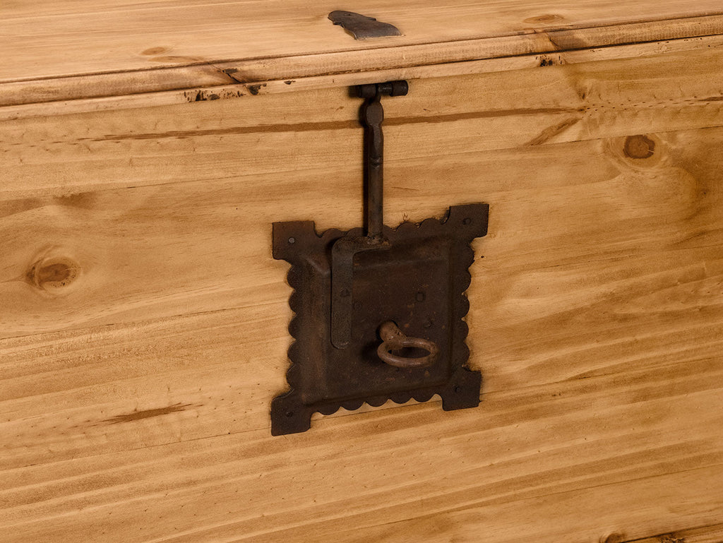 Santa Fe Rustico 35.5" Rustic Square Coffee Table with Storage - Natural Pine with Trunk Style|Table à café carrée rustique Santa Fe Rustico de 35,5 po avec rangement - pin naturel avec style coffre